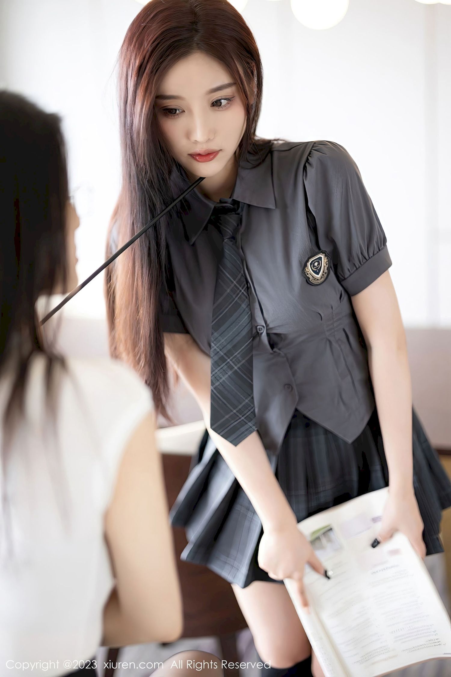 [XiuRen秀人网] No.7022 杨晨晨Yome – 灰色上衣+黑色短裙性感写真