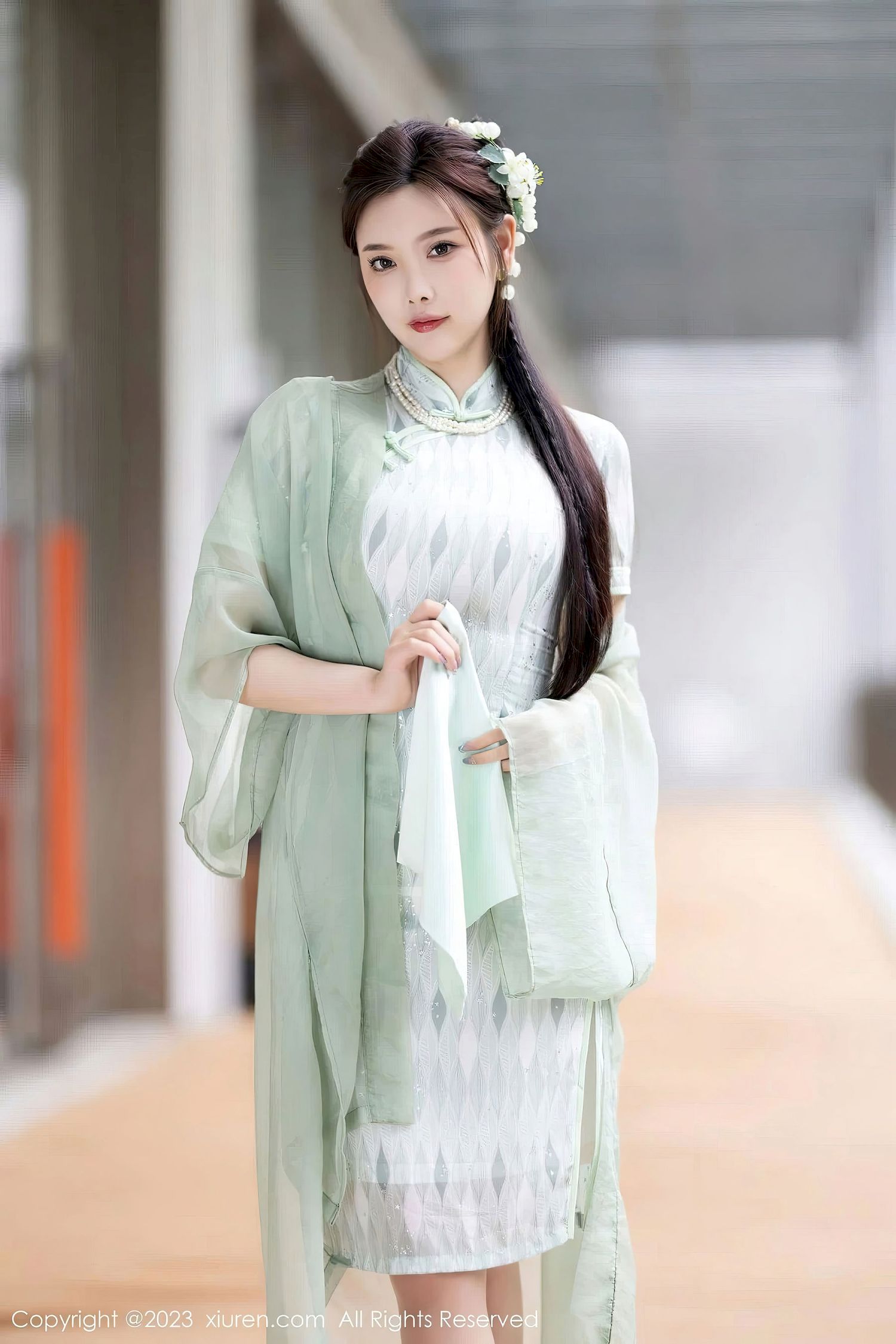 [XiuRen秀人网] No.6983 杨晨晨Yome – 淡绿旗袍+原丝美腿写真