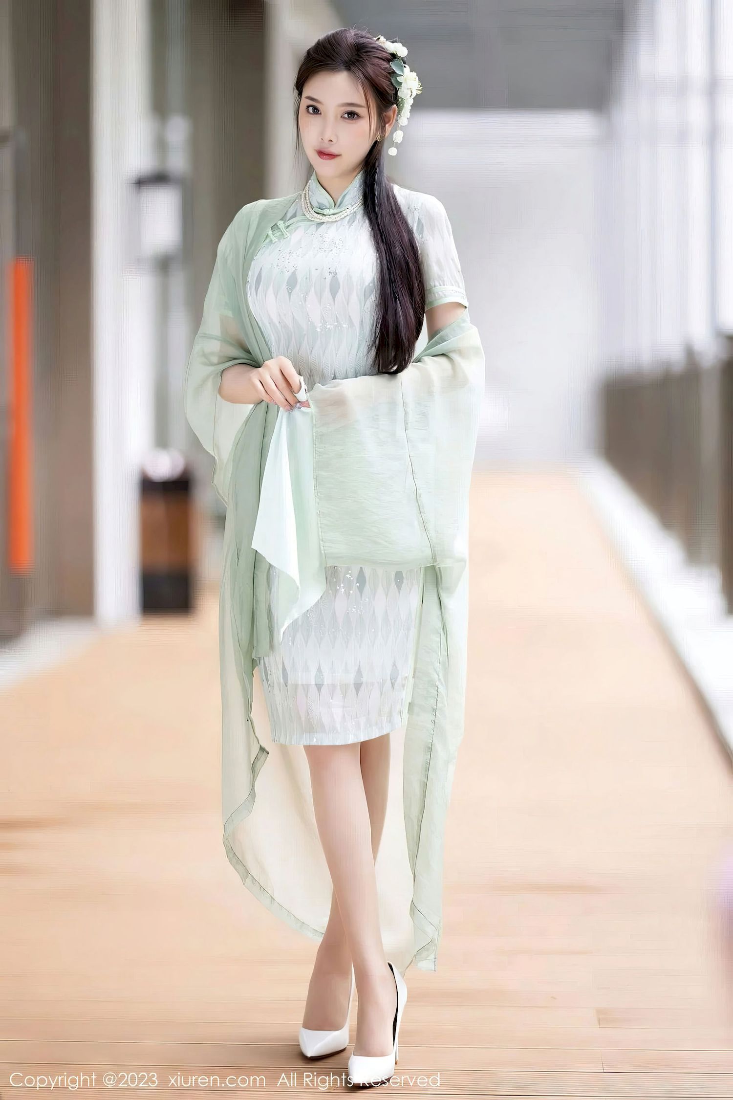 [XiuRen秀人网] No.6983 杨晨晨Yome – 淡绿旗袍+原丝美腿写真