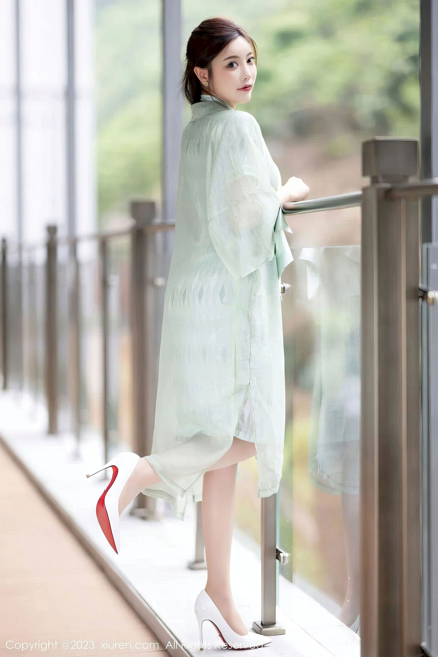 [XiuRen秀人网] No.6983 杨晨晨Yome – 淡绿旗袍+原丝美腿写真