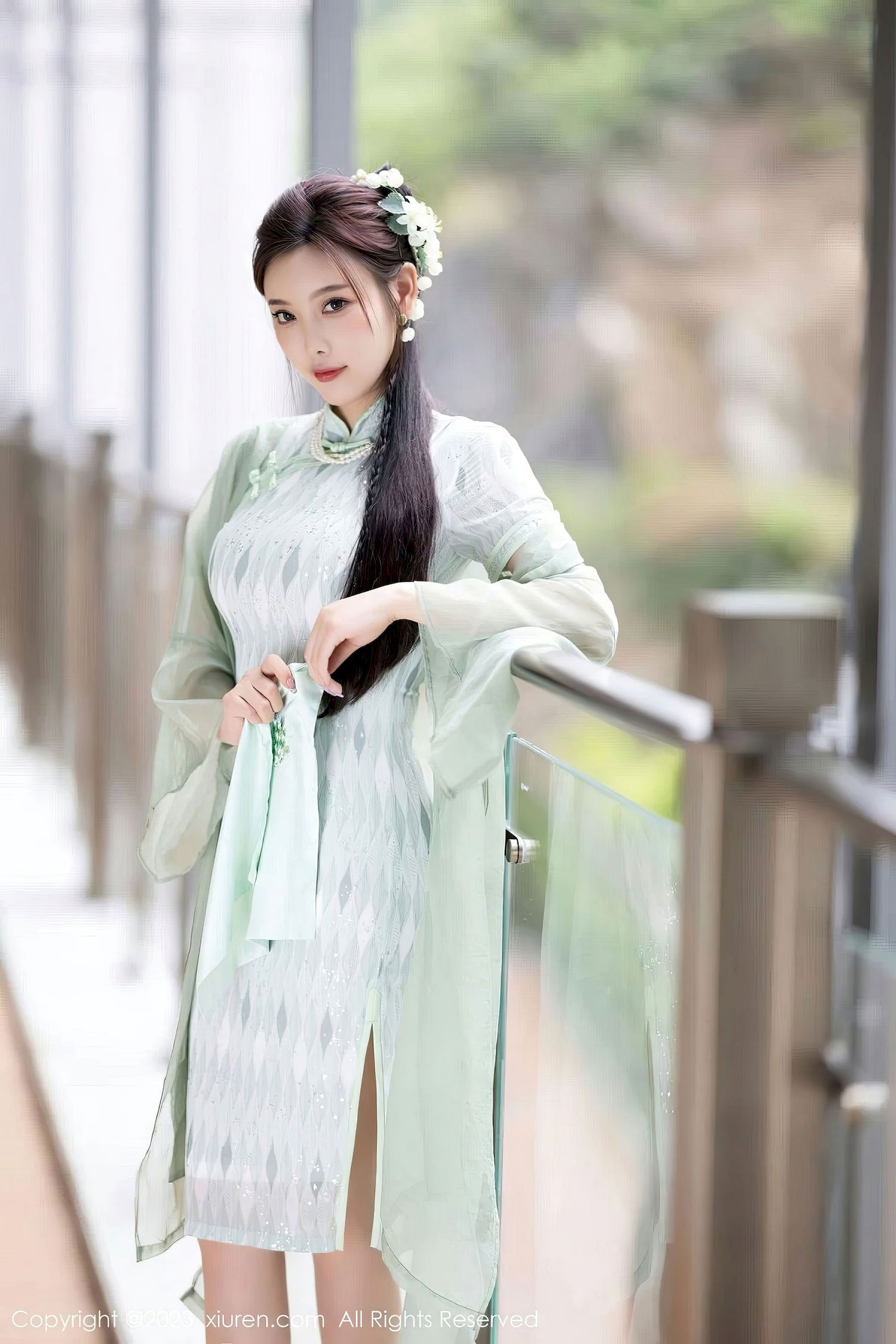 [XiuRen秀人网] No.6983 杨晨晨Yome – 淡绿旗袍+原丝美腿写真