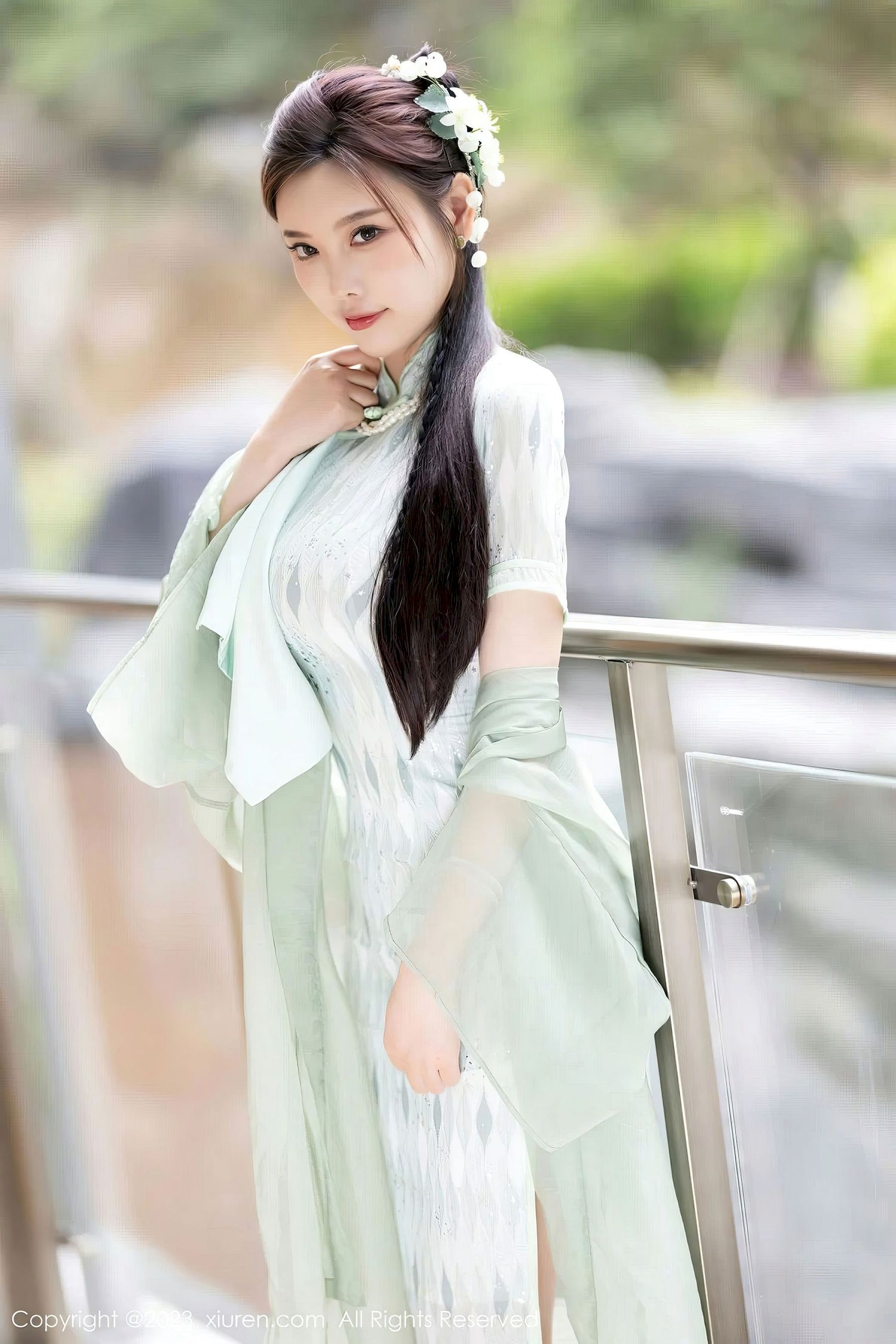 [XiuRen秀人网] No.6983 杨晨晨Yome – 淡绿旗袍+原丝美腿写真