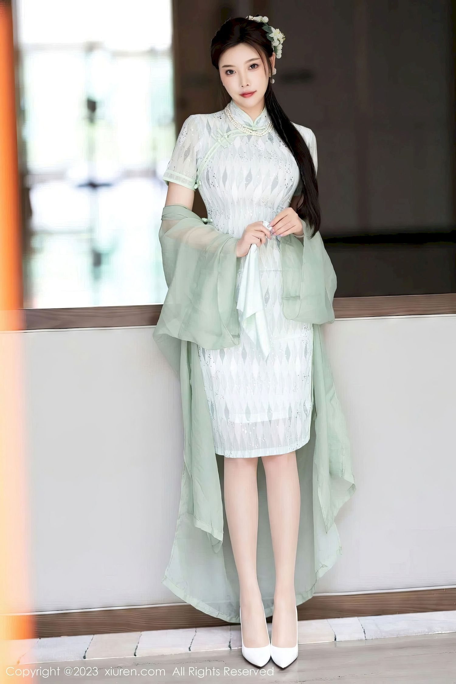 [XiuRen秀人网] No.6983 杨晨晨Yome – 淡绿旗袍+原丝美腿写真