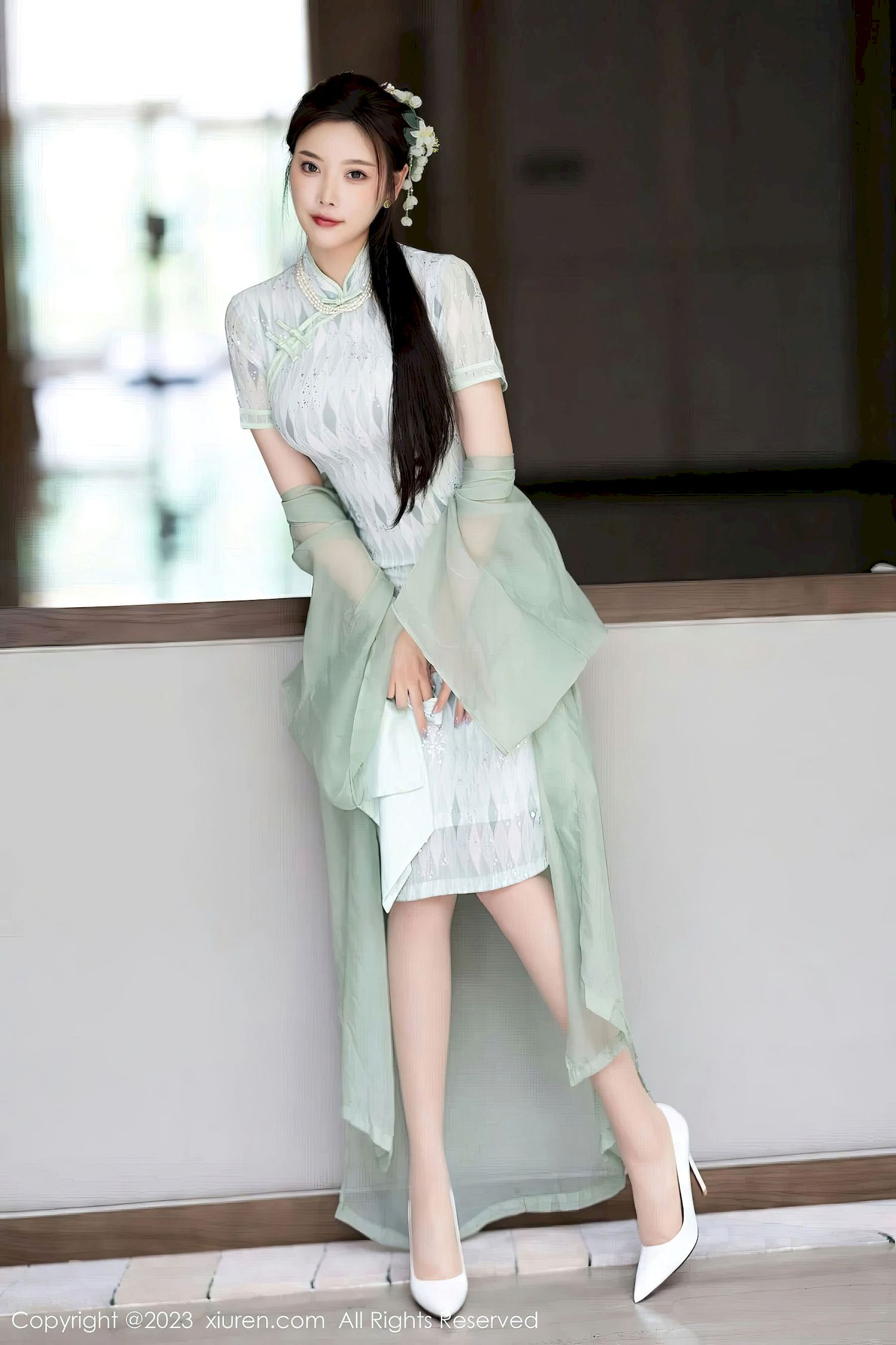 [XiuRen秀人网] No.6983 杨晨晨Yome – 淡绿旗袍+原丝美腿写真