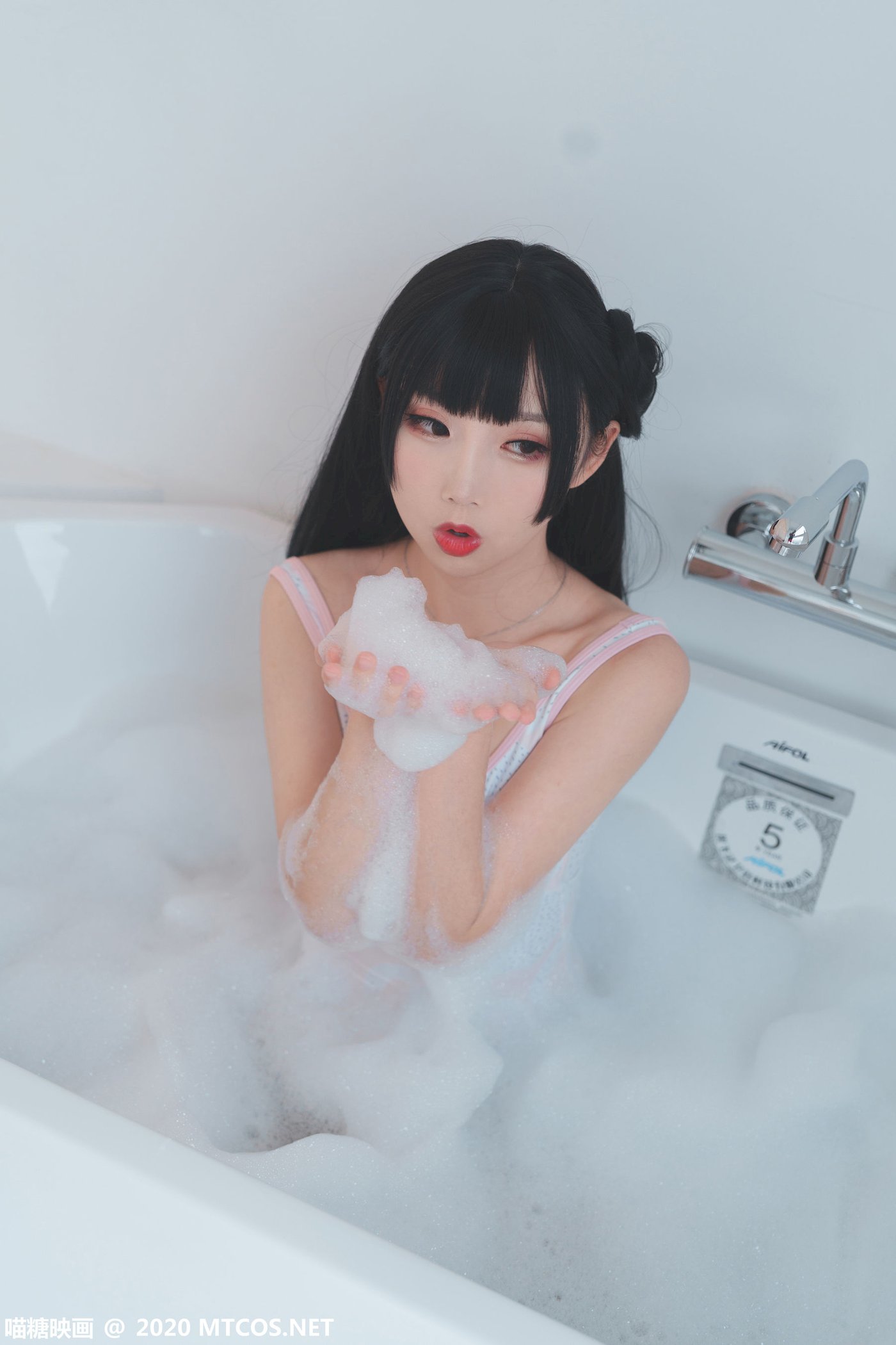 喵糖映画邻家小妹面饼仙儿死库水浴缸泡泡浴私房写真 – 美女 –