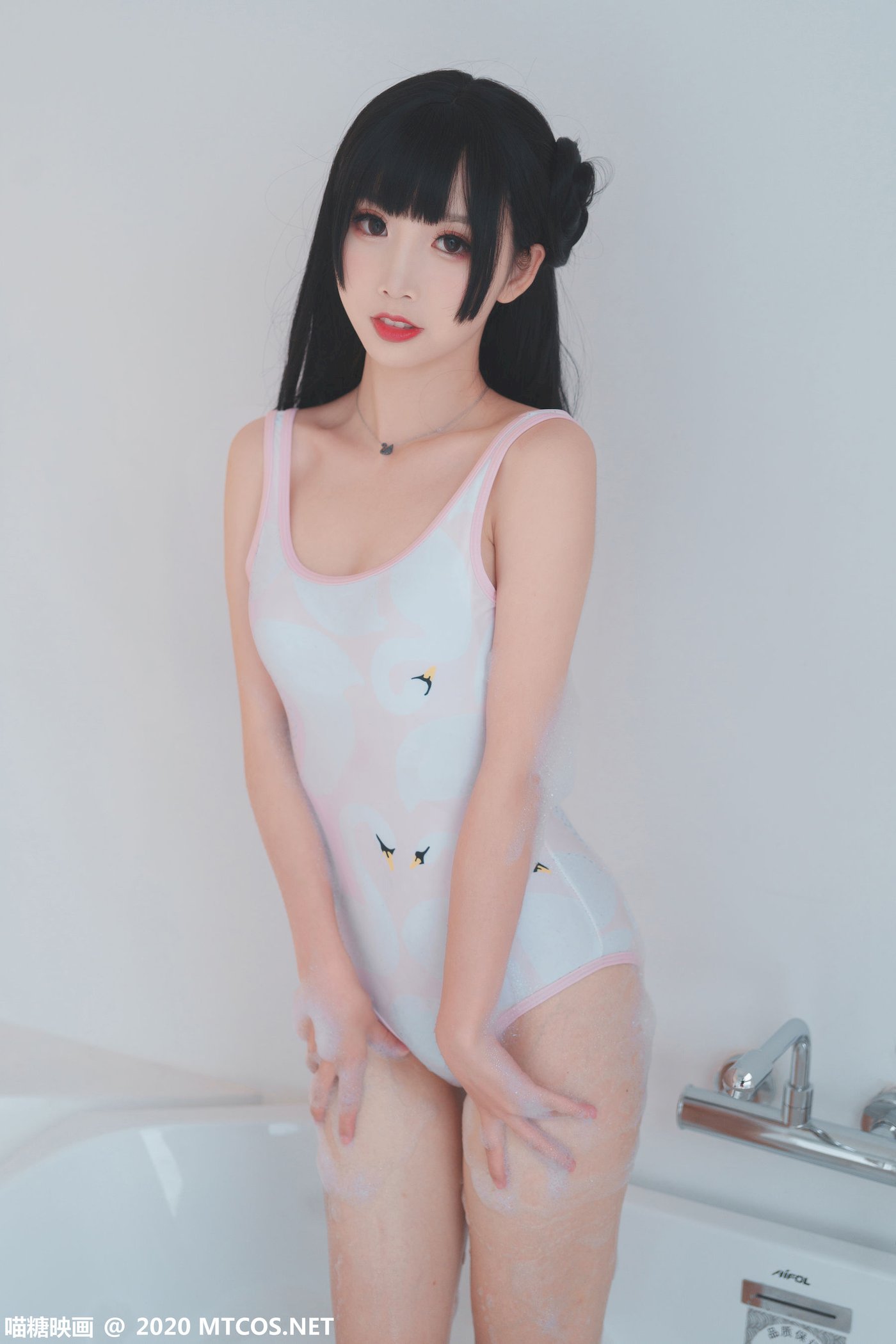 喵糖映画邻家小妹面饼仙儿死库水浴缸泡泡浴私房写真 – 美女 –