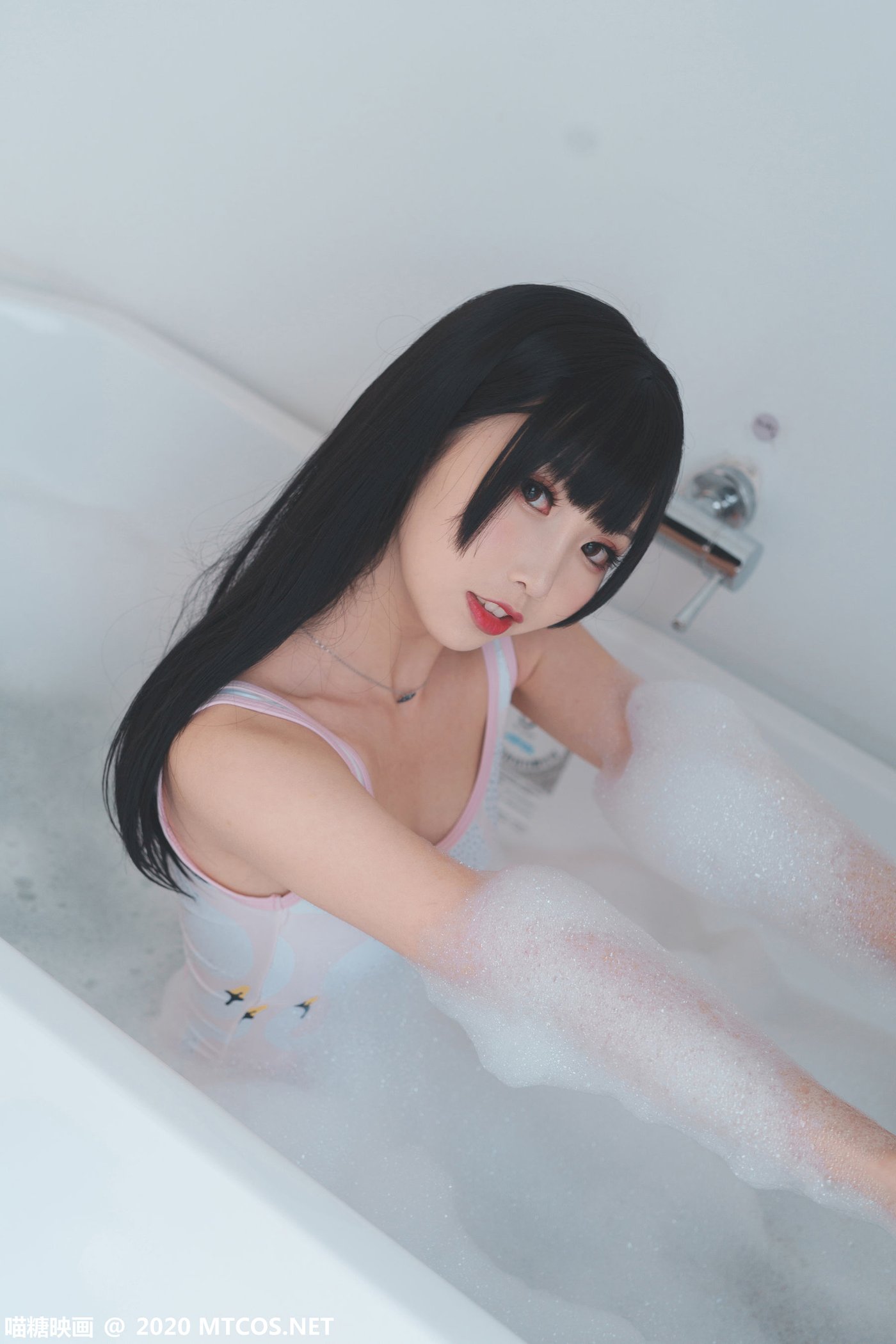 喵糖映画邻家小妹面饼仙儿死库水浴缸泡泡浴私房写真 – 美女 –