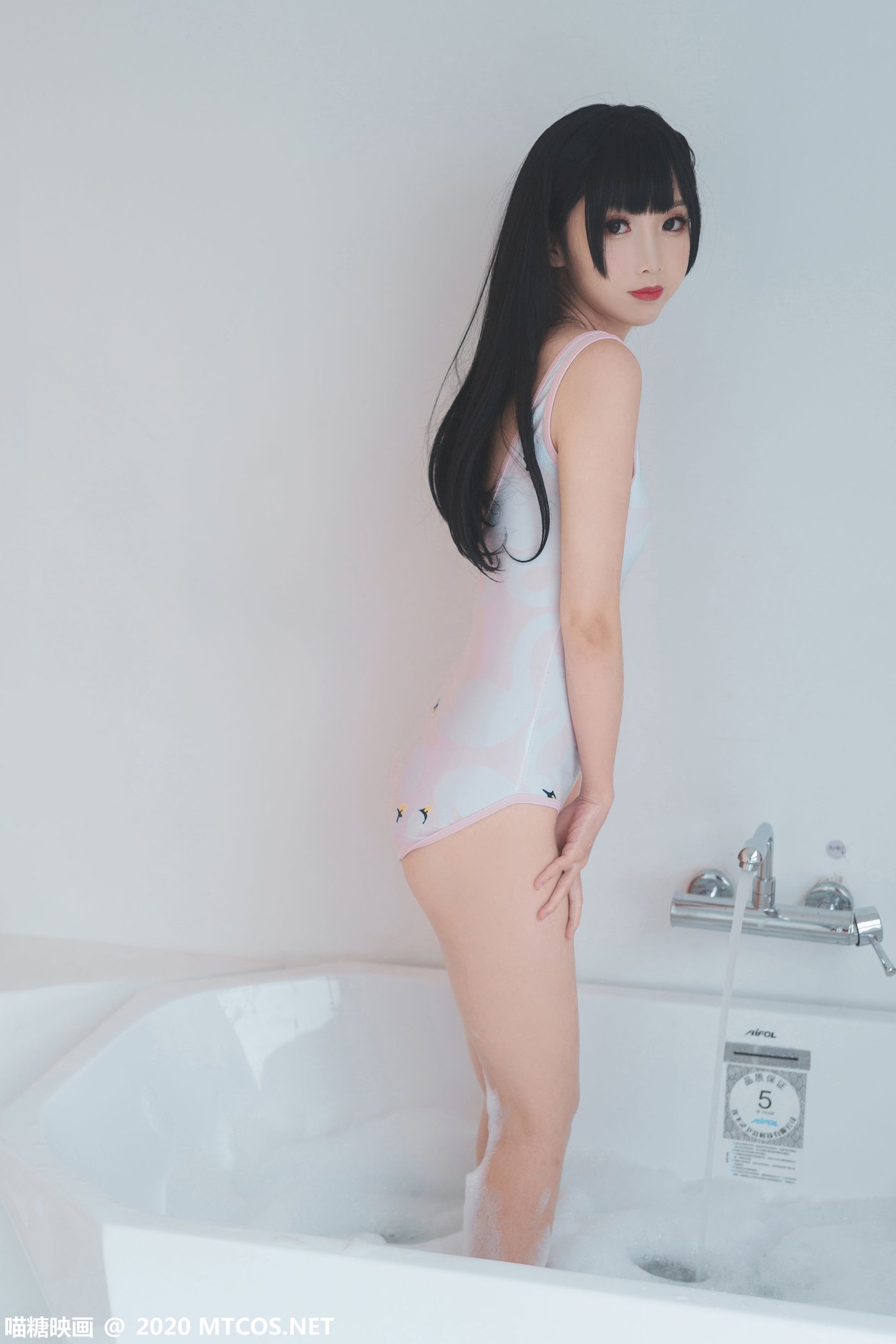 喵糖映画邻家小妹面饼仙儿死库水浴缸泡泡浴私房写真 – 美女 –