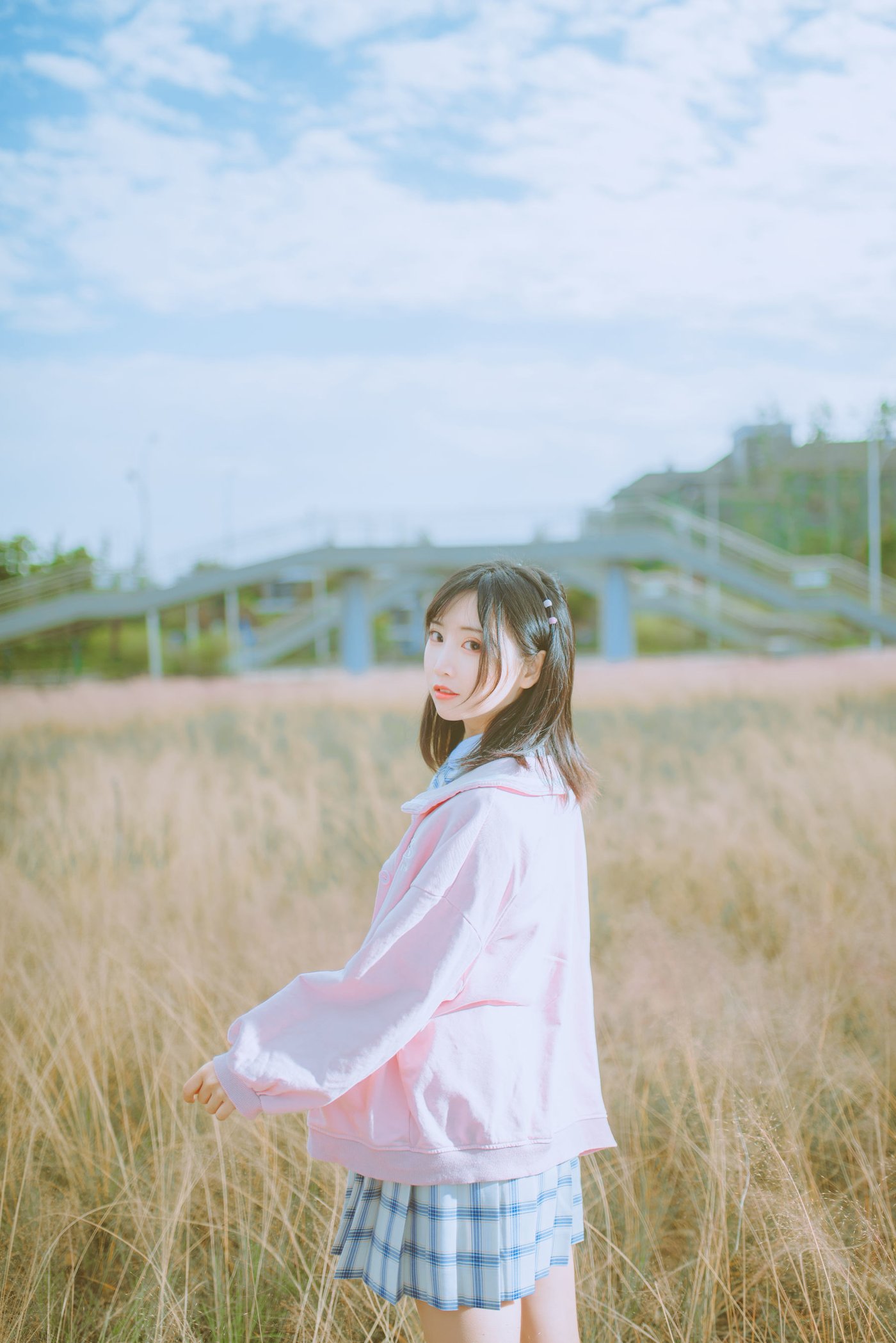 清新软妹面饼仙儿JK制服粉黛草场景粉色风格户外写真 – 美女 –
