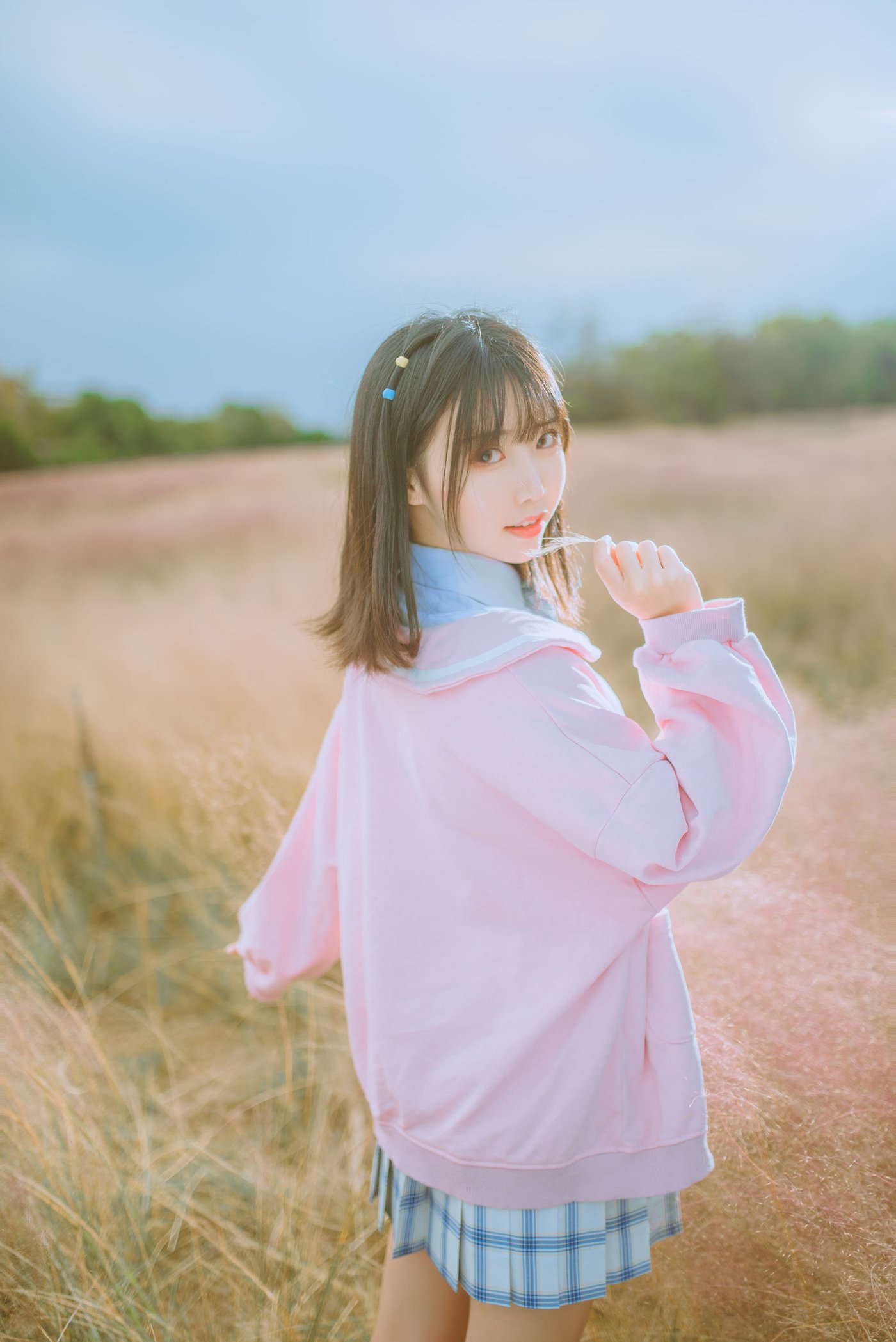 清新软妹面饼仙儿JK制服粉黛草场景粉色风格户外写真 – 美女 –