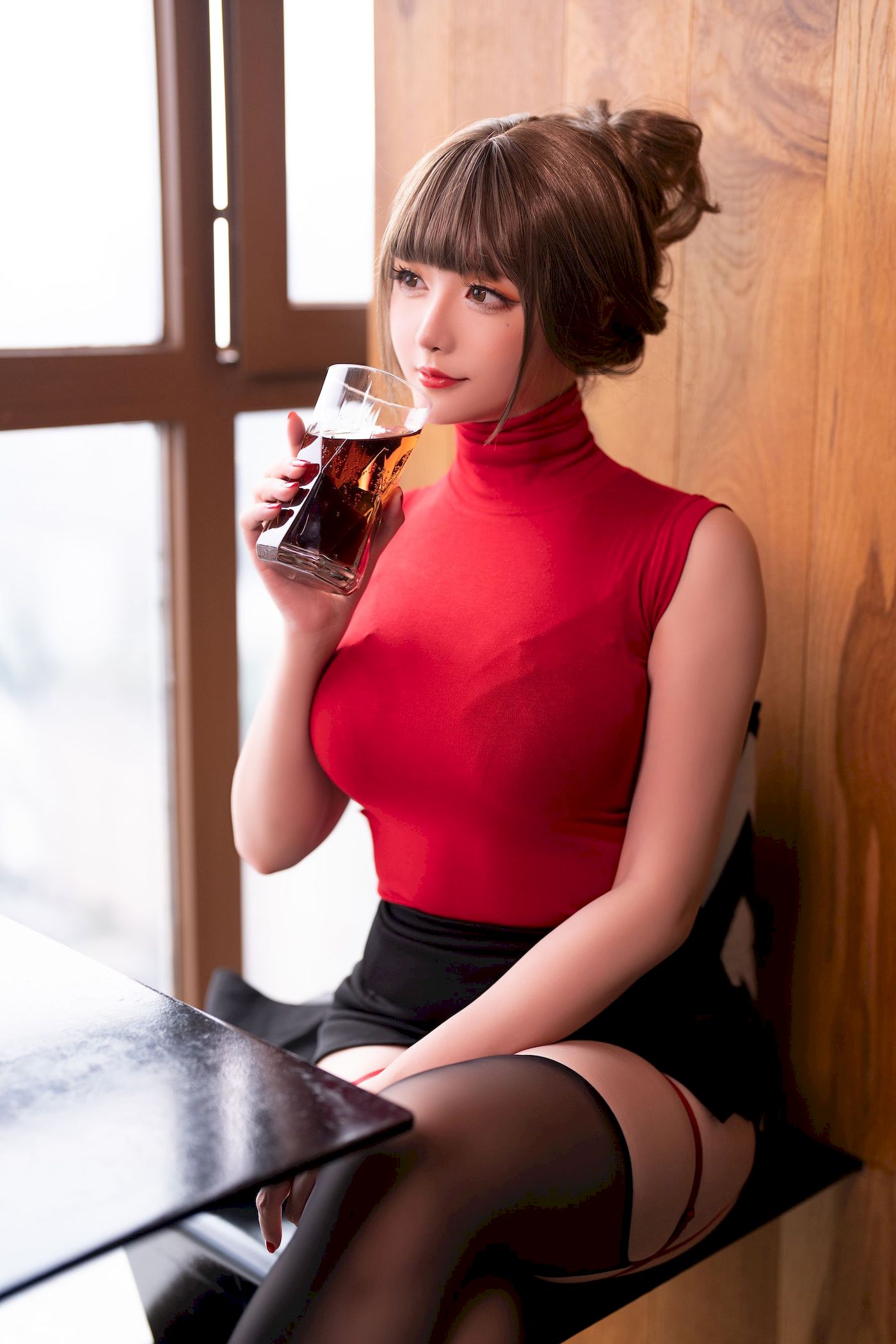 Coser小姐姐星之迟迟职场OL黑丝美腿约会主题写真-御萝部落