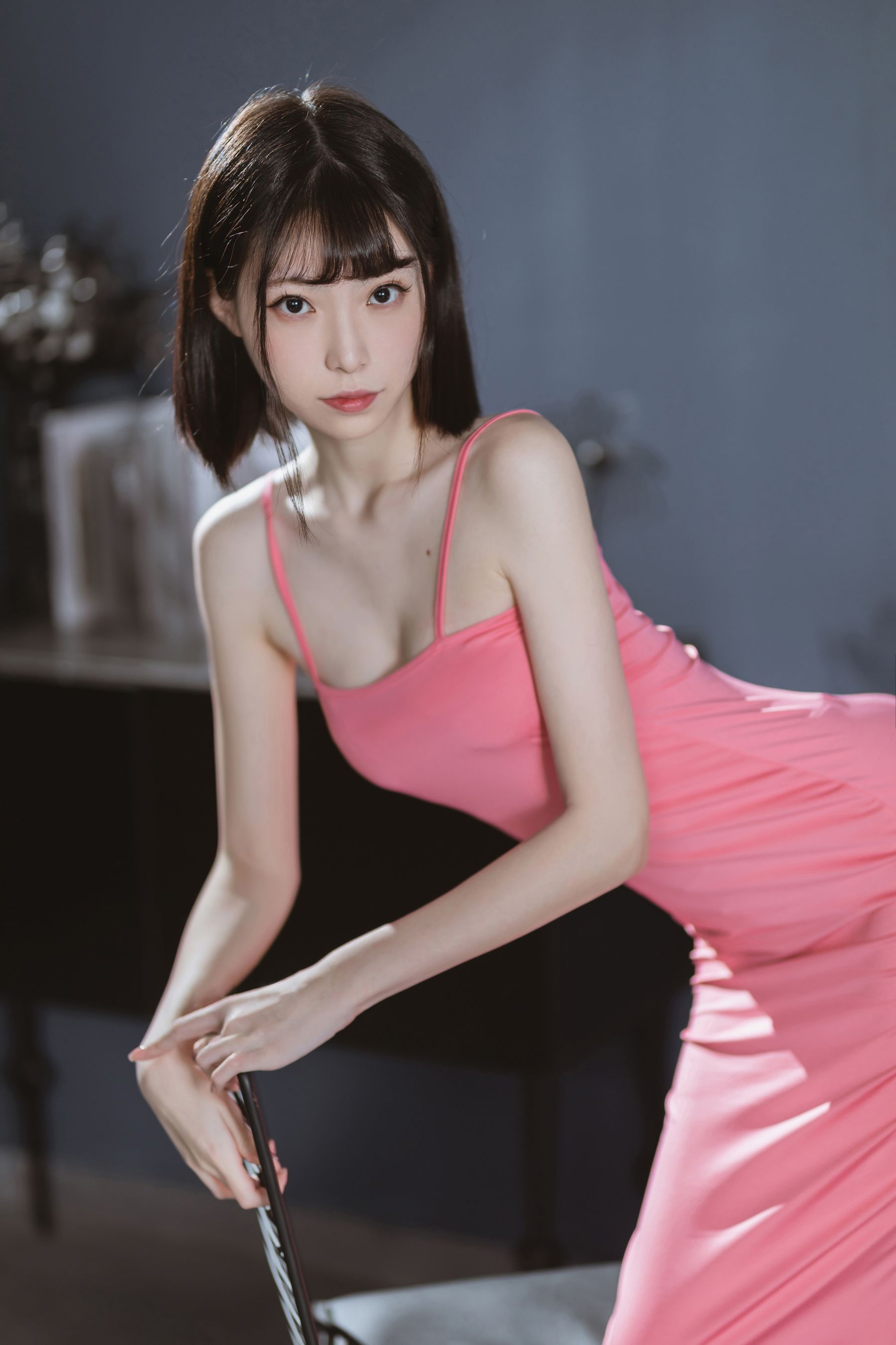 短发美女许岚LAN冷艳面容粉色长裙魅力十足写真-御萝部落