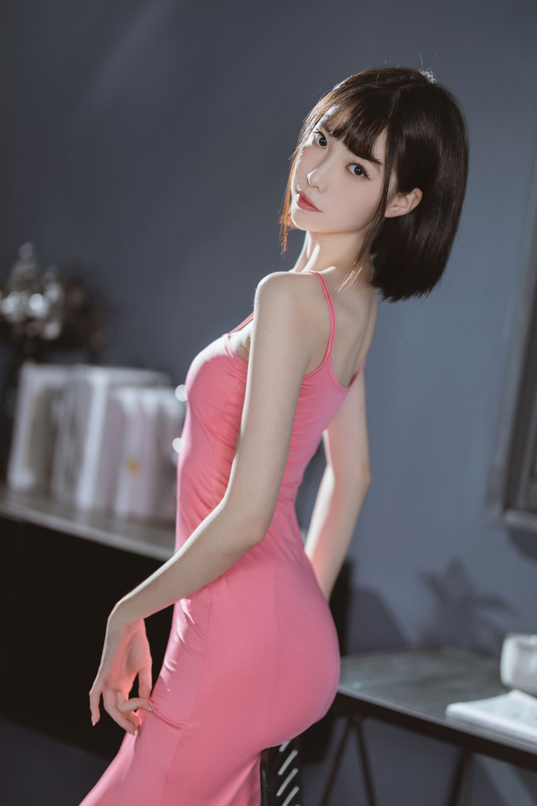 短发美女许岚LAN冷艳面容粉色长裙魅力十足写真-御萝部落