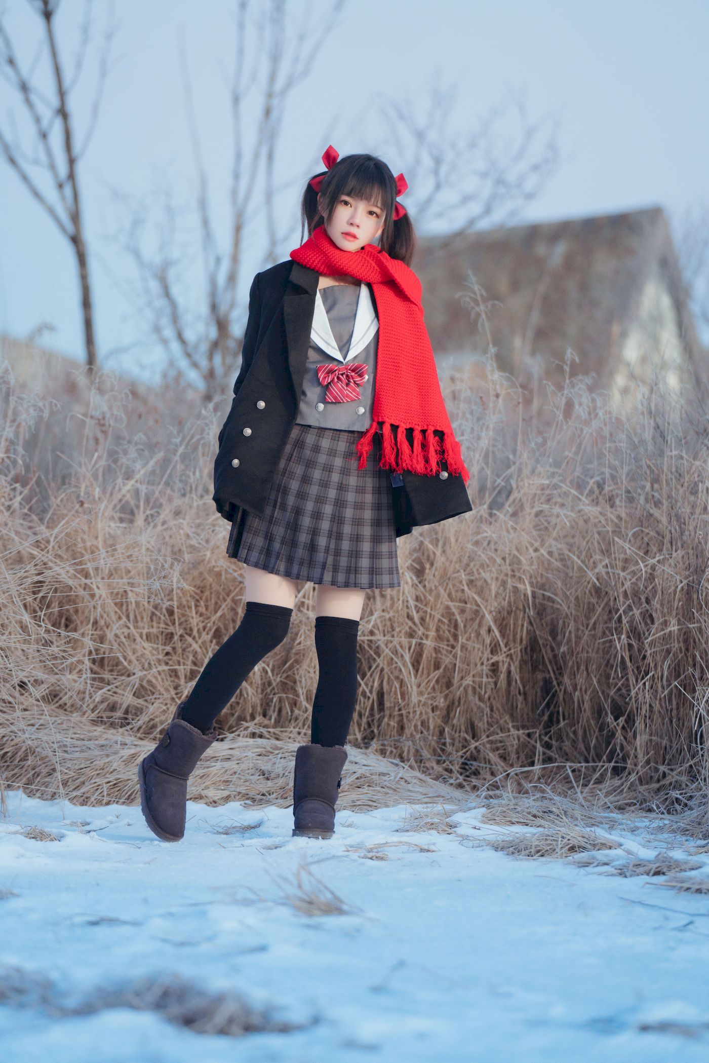 网络美女桜桃喵红色大围巾校服格子裙清纯风户外写真-御萝部落