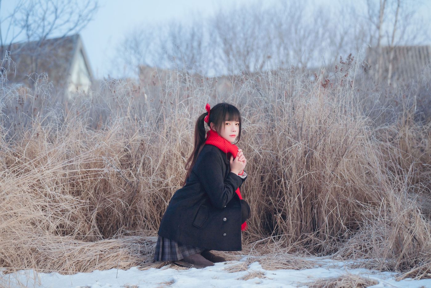 网络美女桜桃喵红色大围巾校服格子裙清纯风户外写真-御萝部落