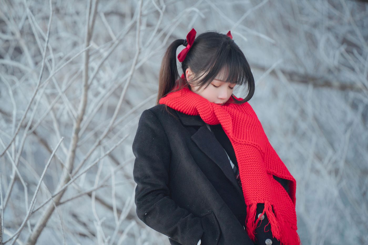 网络美女桜桃喵红色大围巾校服格子裙清纯风户外写真-御萝部落