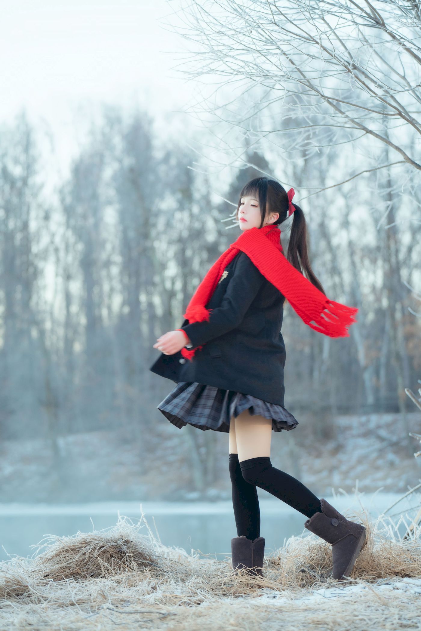 网络美女桜桃喵红色大围巾校服格子裙清纯风户外写真-御萝部落