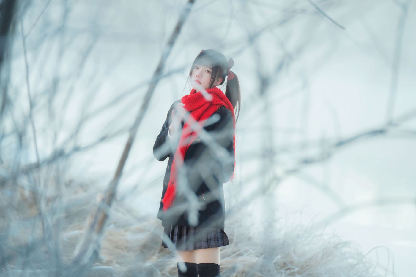网络美女桜桃喵红色大围巾校服格子裙清纯风户外写真-御萝部落