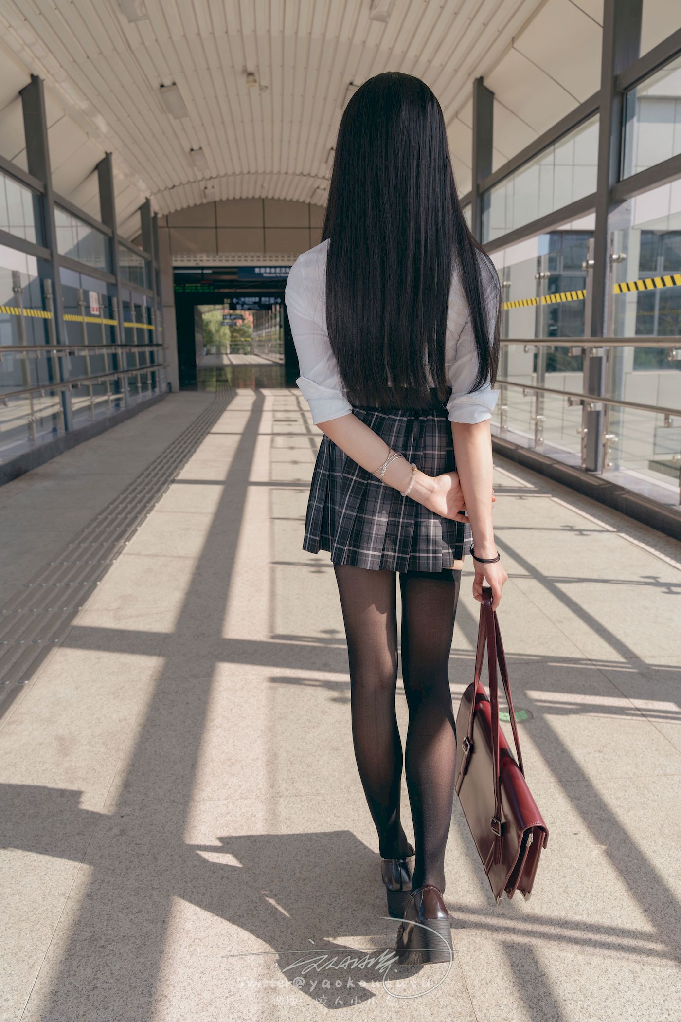 邻家小妹咬一口兔娘黑丝格子裙JK制服电车场景美图-御萝部落