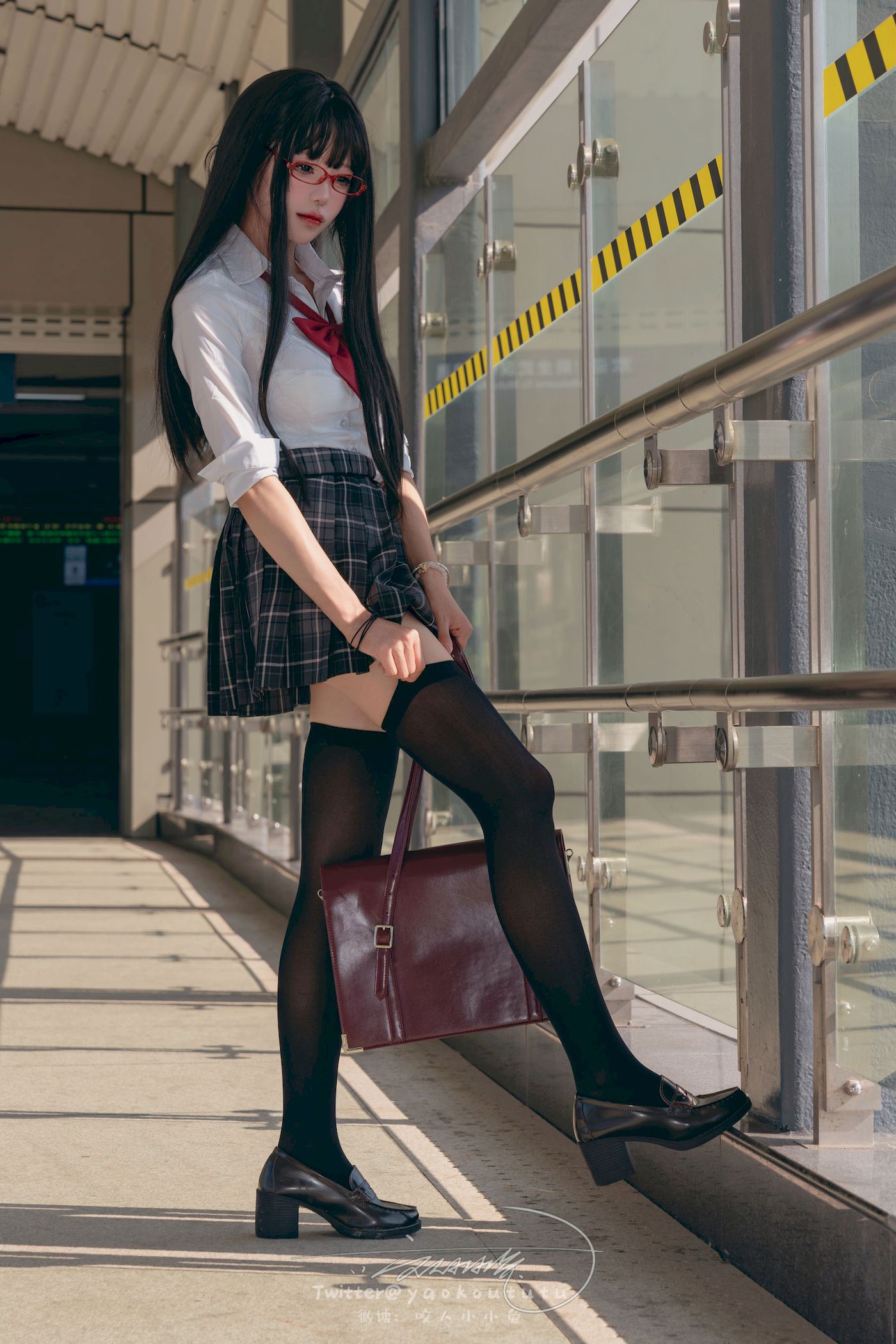 邻家小妹咬一口兔娘黑丝格子裙JK制服电车场景美图-御萝部落