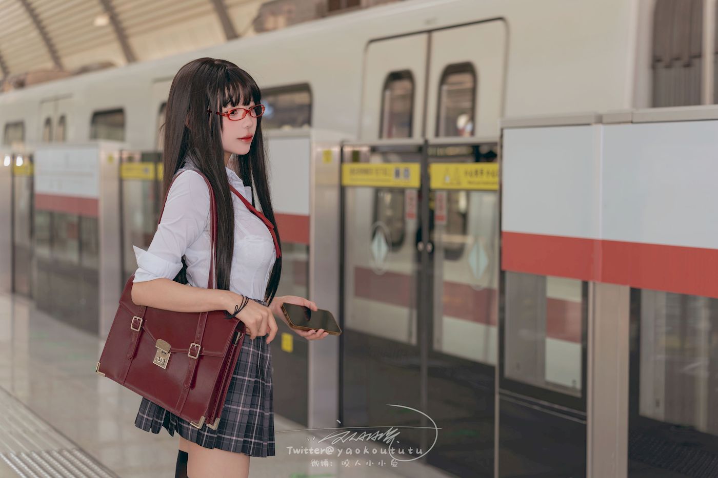 邻家小妹咬一口兔娘黑丝格子裙JK制服电车场景美图-御萝部落