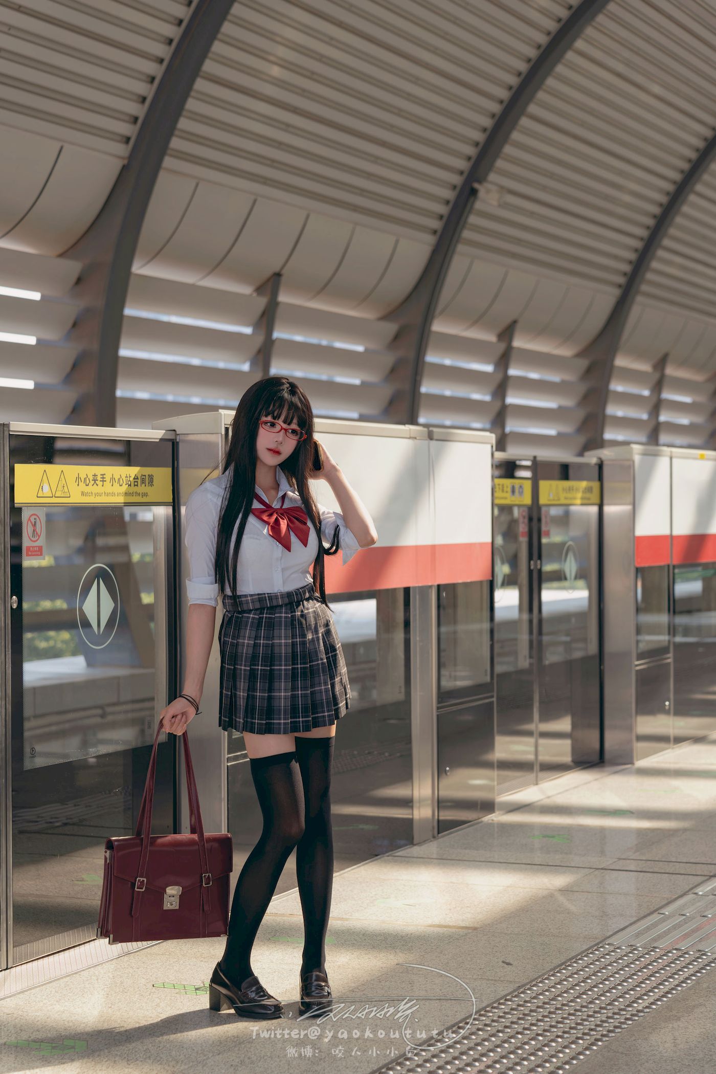 邻家小妹咬一口兔娘黑丝格子裙JK制服电车场景美图-御萝部落
