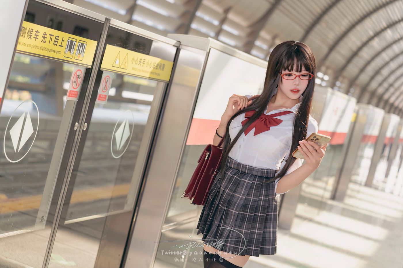邻家小妹咬一口兔娘黑丝格子裙JK制服电车场景美图-御萝部落