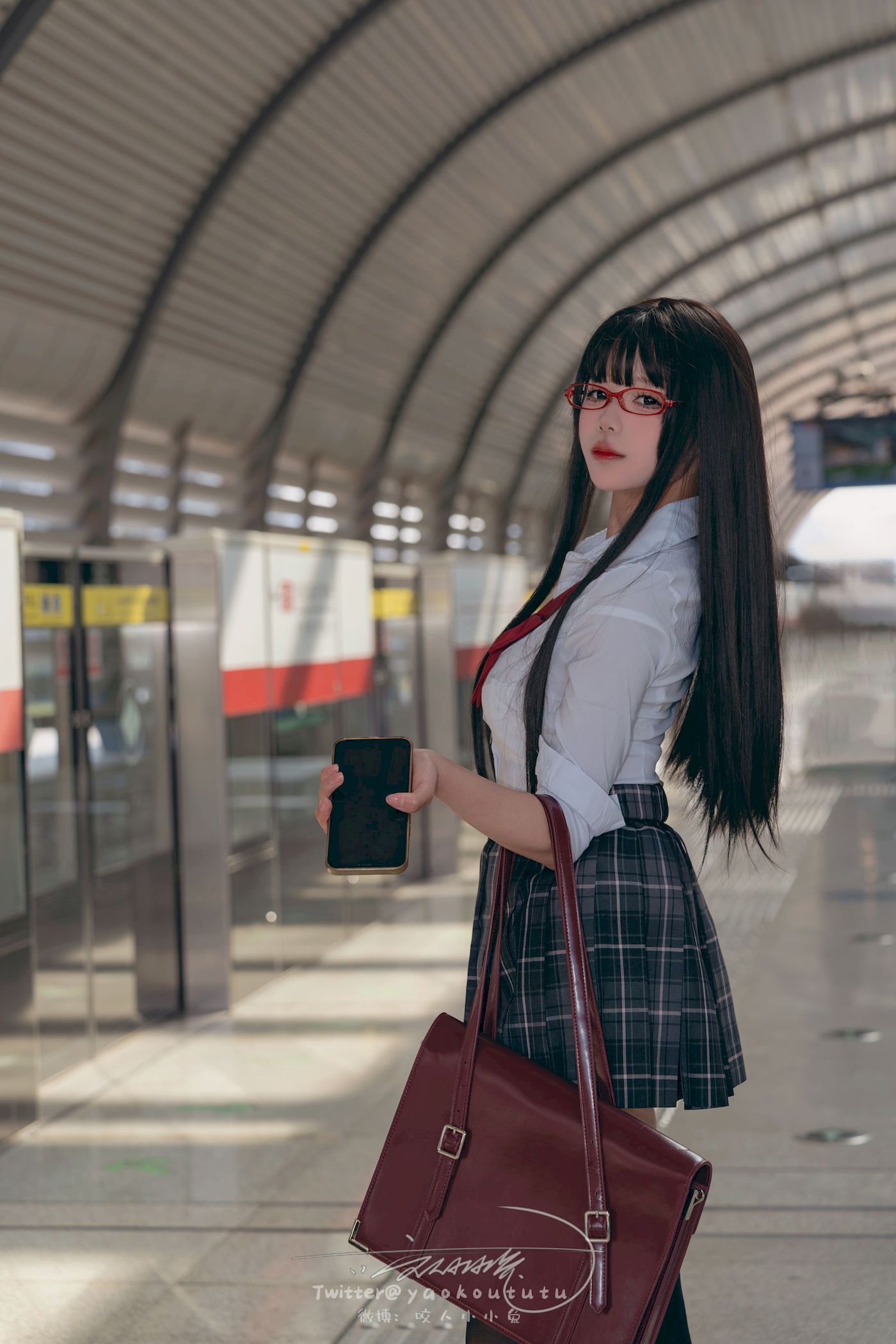 邻家小妹咬一口兔娘黑丝格子裙JK制服电车场景美图-御萝部落