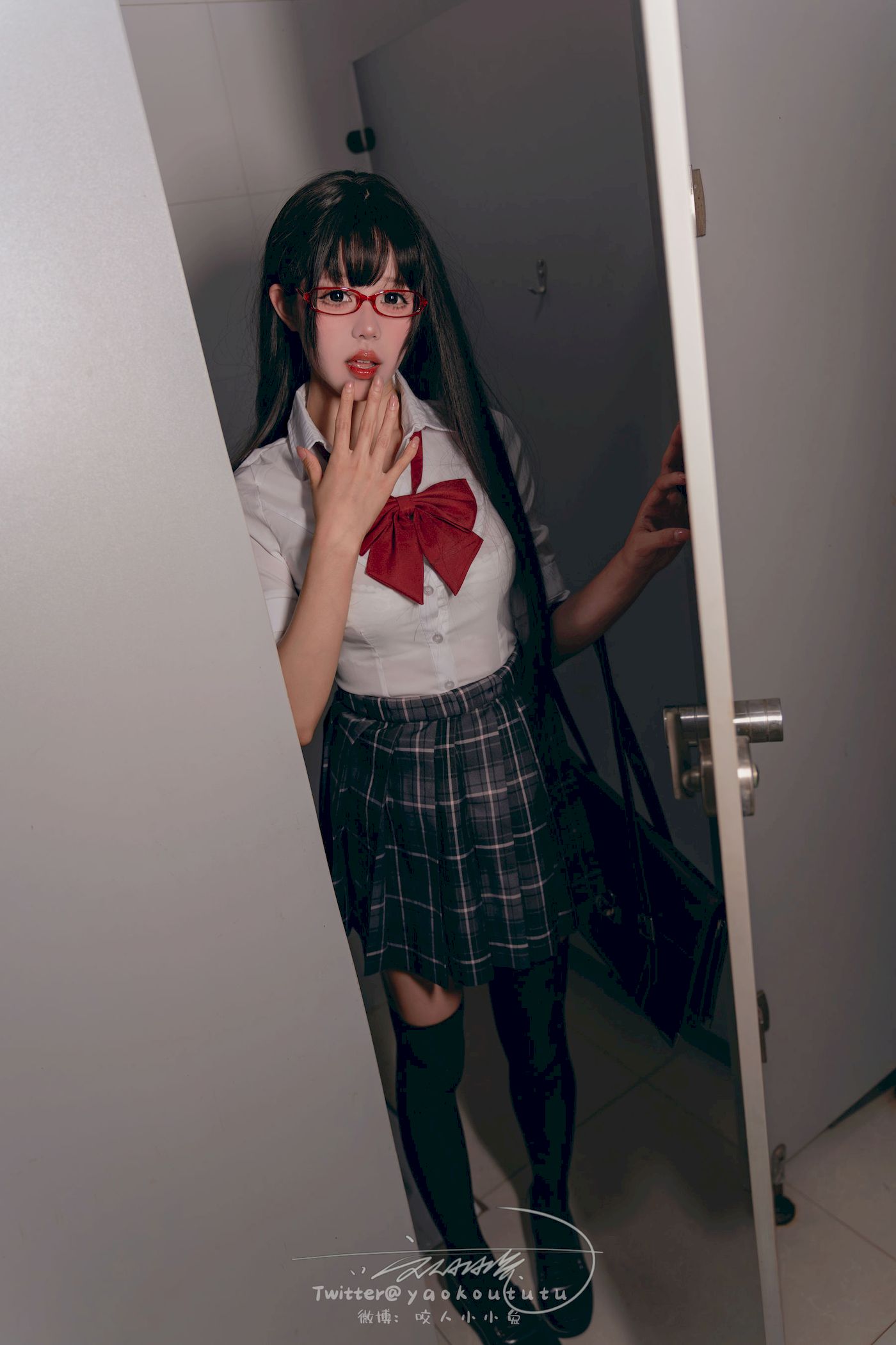 邻家小妹咬一口兔娘黑丝格子裙JK制服电车场景美图-御萝部落