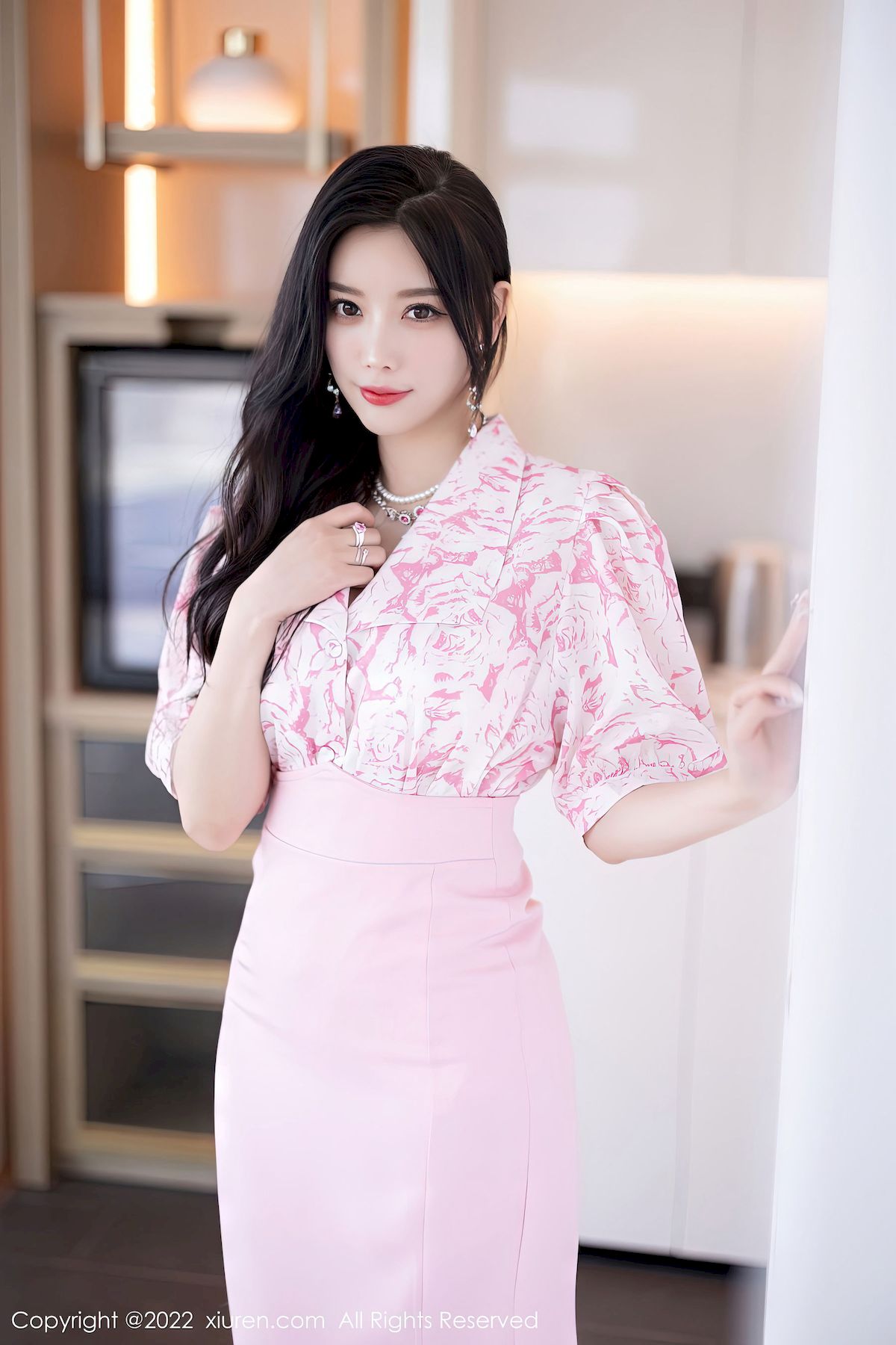 [秀人XiuRen] No.5927 女神杨晨晨Yome – 粉色服饰+原色丝袜私房写真
