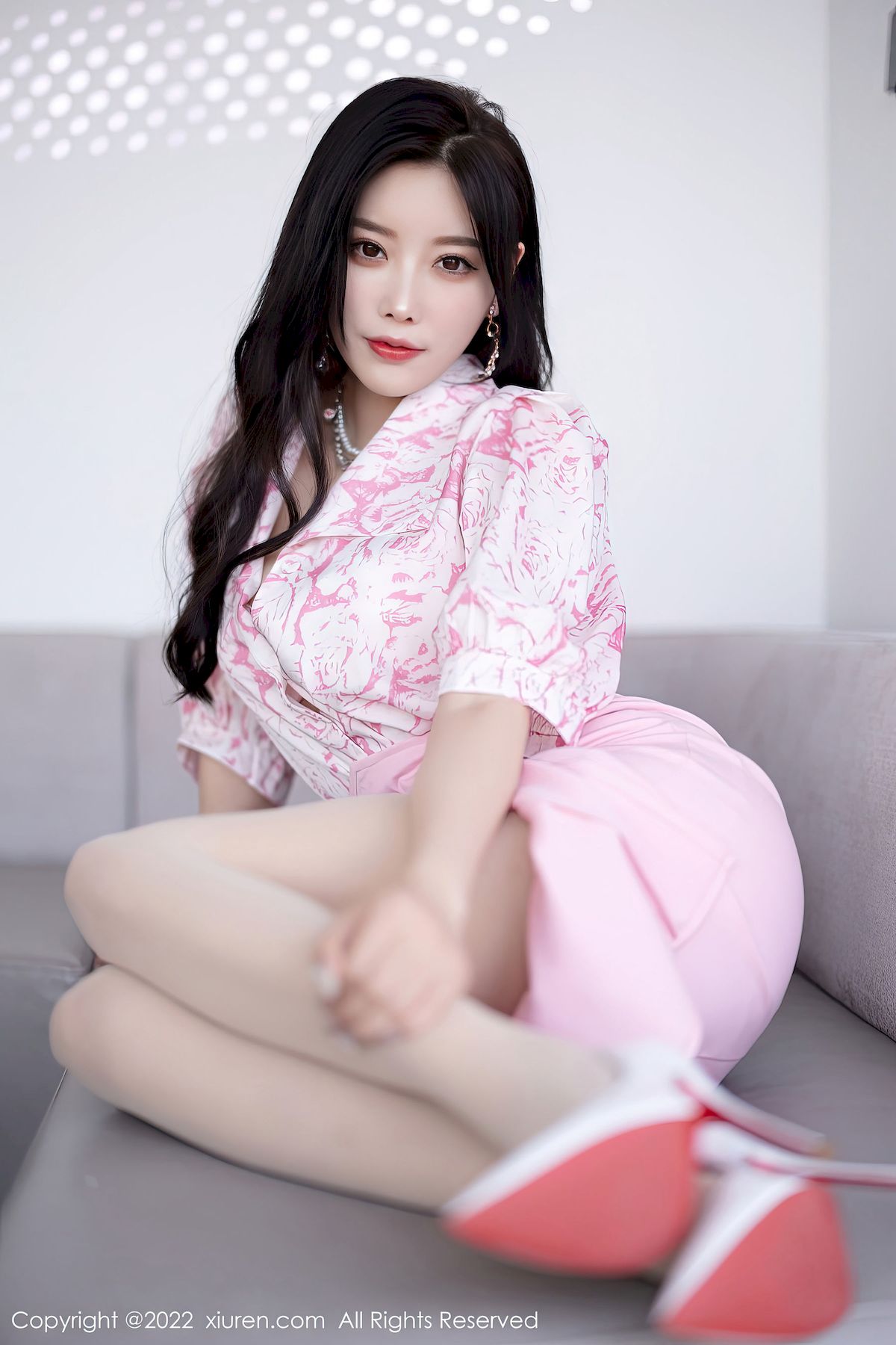 [秀人XiuRen] No.5927 女神杨晨晨Yome – 粉色服饰+原色丝袜私房写真