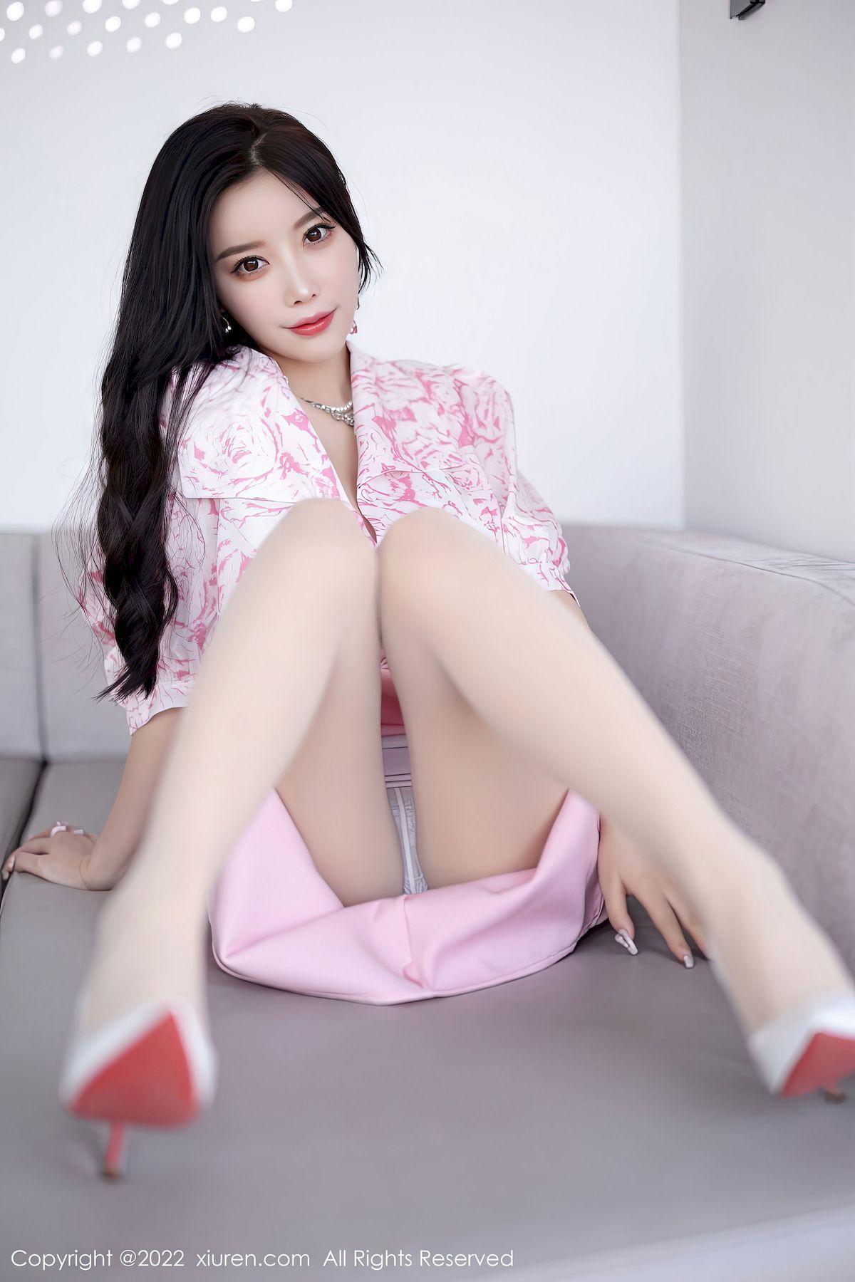 [秀人XiuRen] No.5927 女神杨晨晨Yome – 粉色服饰+原色丝袜私房写真