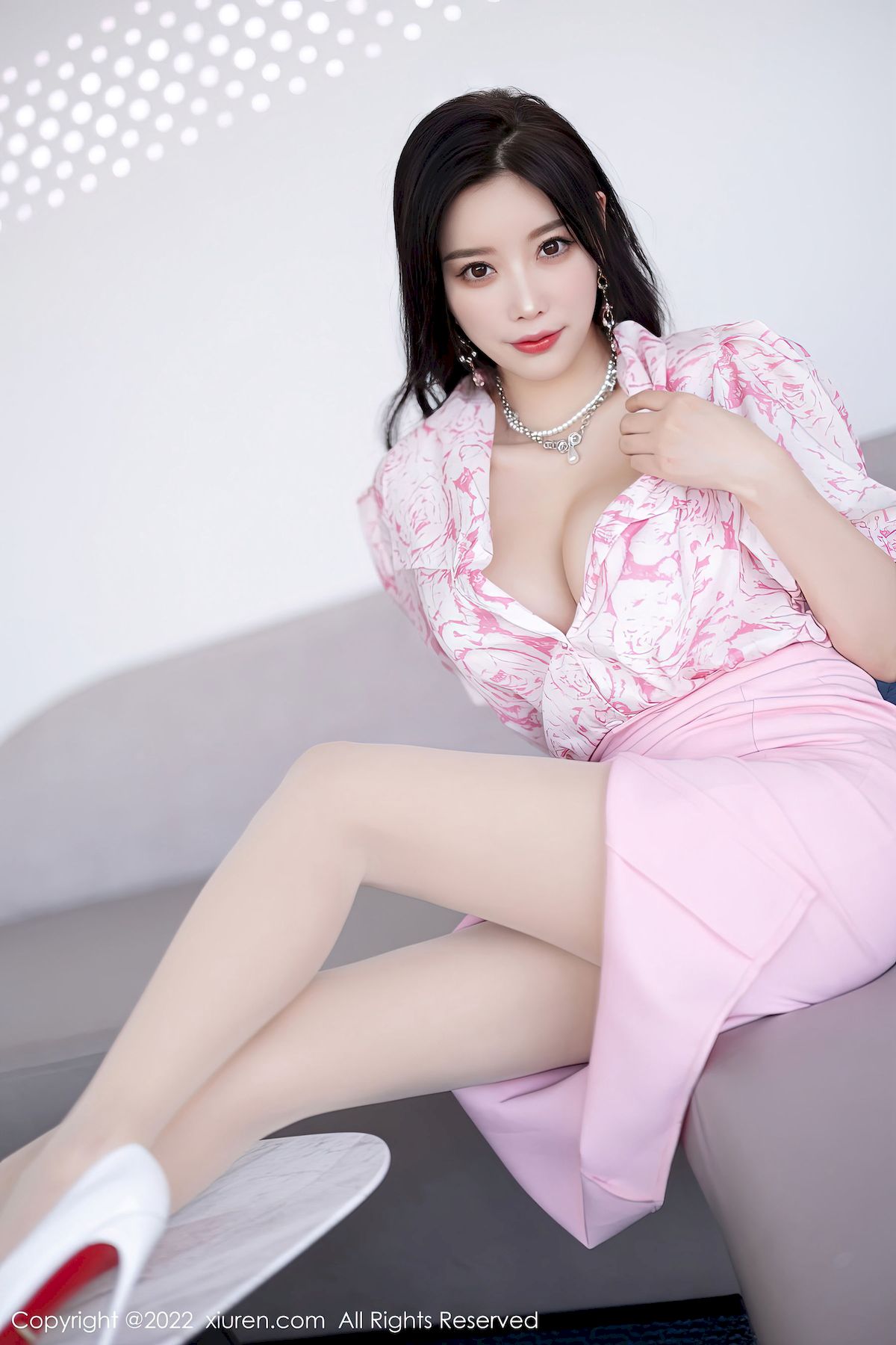 [秀人XiuRen] No.5927 女神杨晨晨Yome – 粉色服饰+原色丝袜私房写真