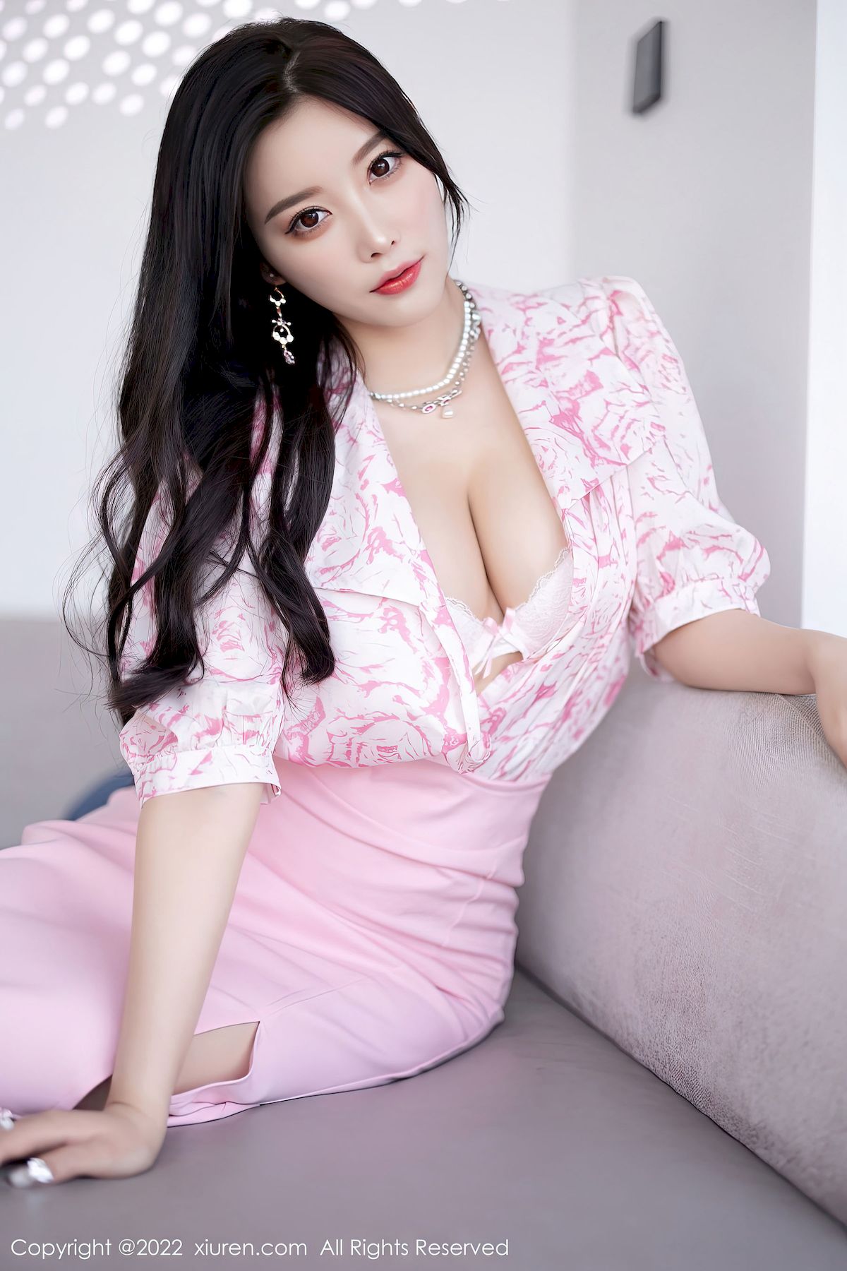 [秀人XiuRen] No.5927 女神杨晨晨Yome – 粉色服饰+原色丝袜私房写真