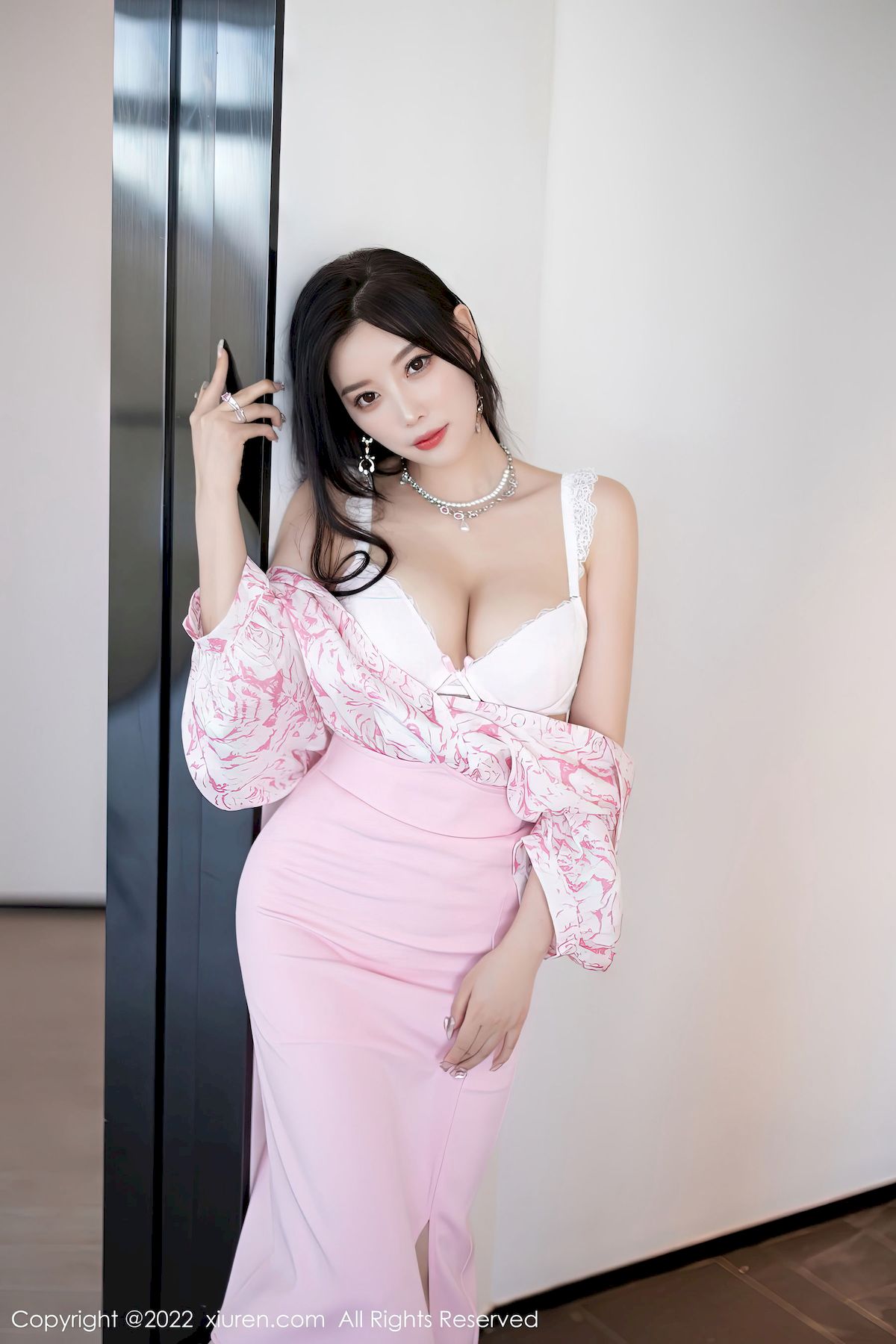 [秀人XiuRen] No.5927 女神杨晨晨Yome – 粉色服饰+原色丝袜私房写真