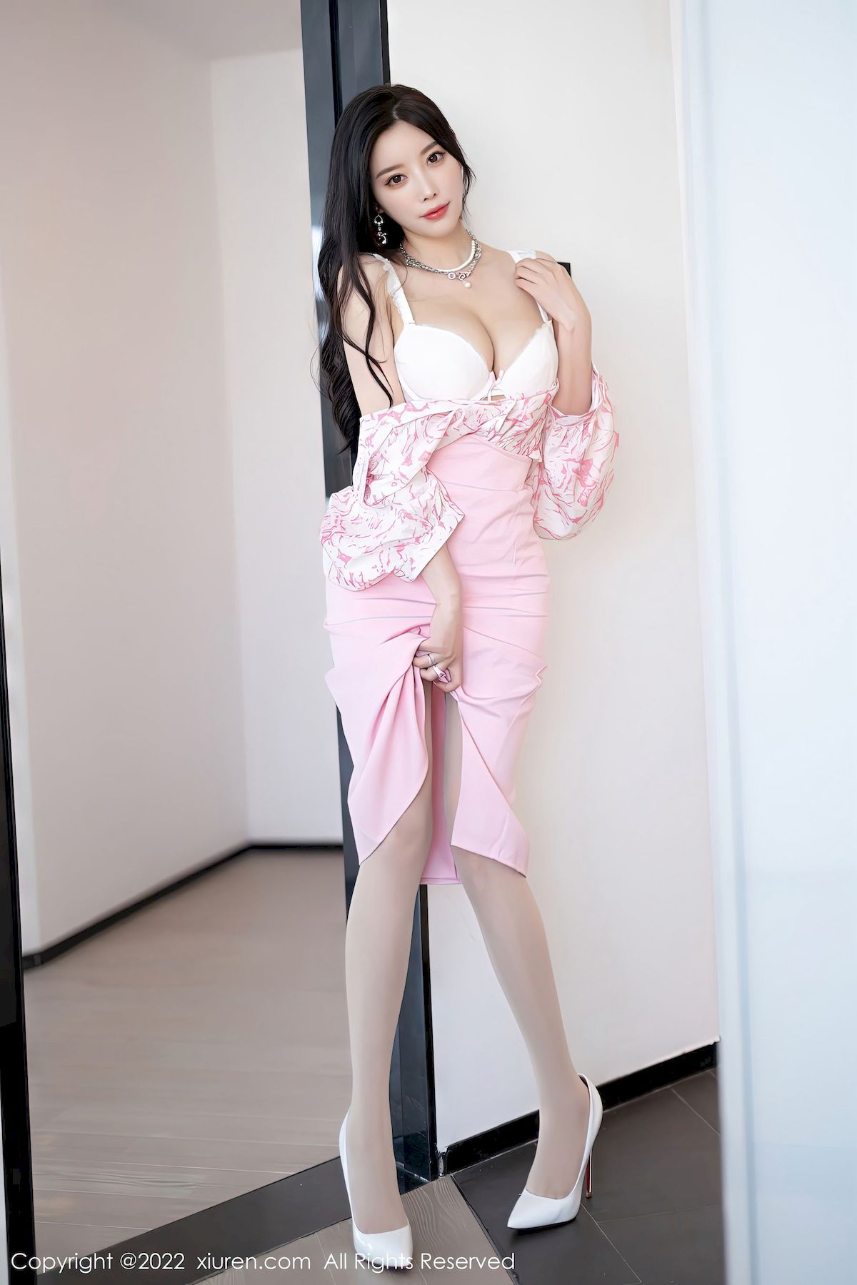 [秀人XiuRen] No.5927 女神杨晨晨Yome – 粉色服饰+原色丝袜私房写真