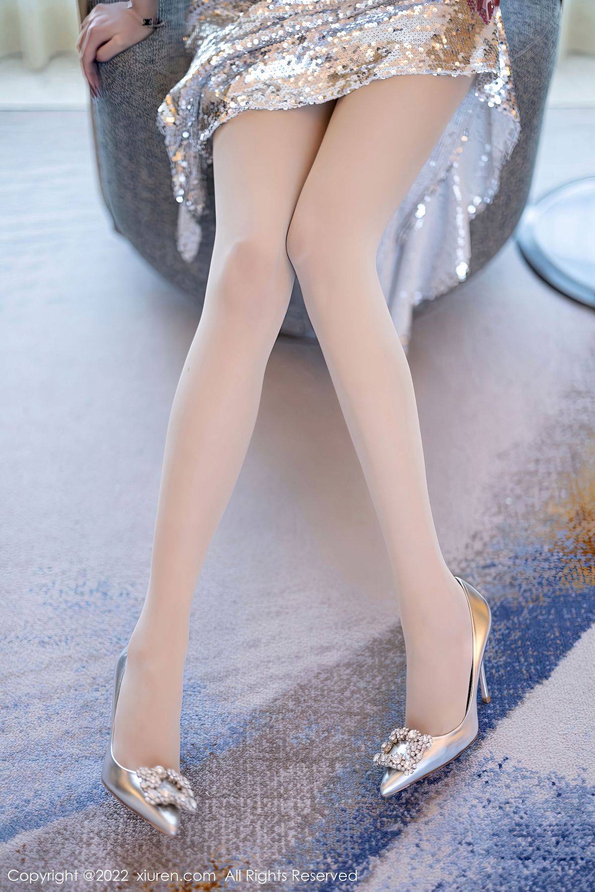[秀人XiuRen] No.5860 女神杨晨晨Yome – 银色吊裙+原色丝袜私房写真