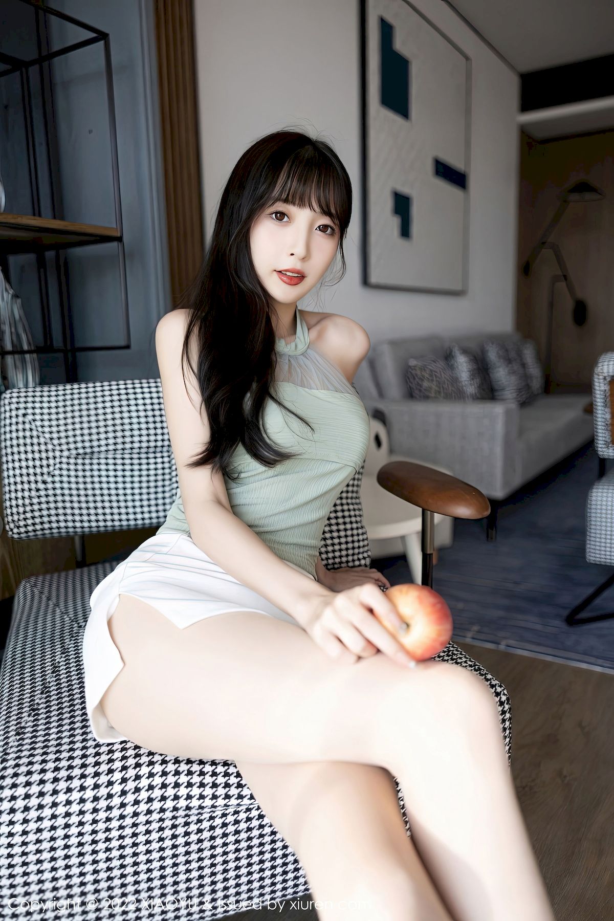 [语画界XIAOYU] Vol.906 模特林星阑 – 绿灰露肩上衣+白色短裙性感写真