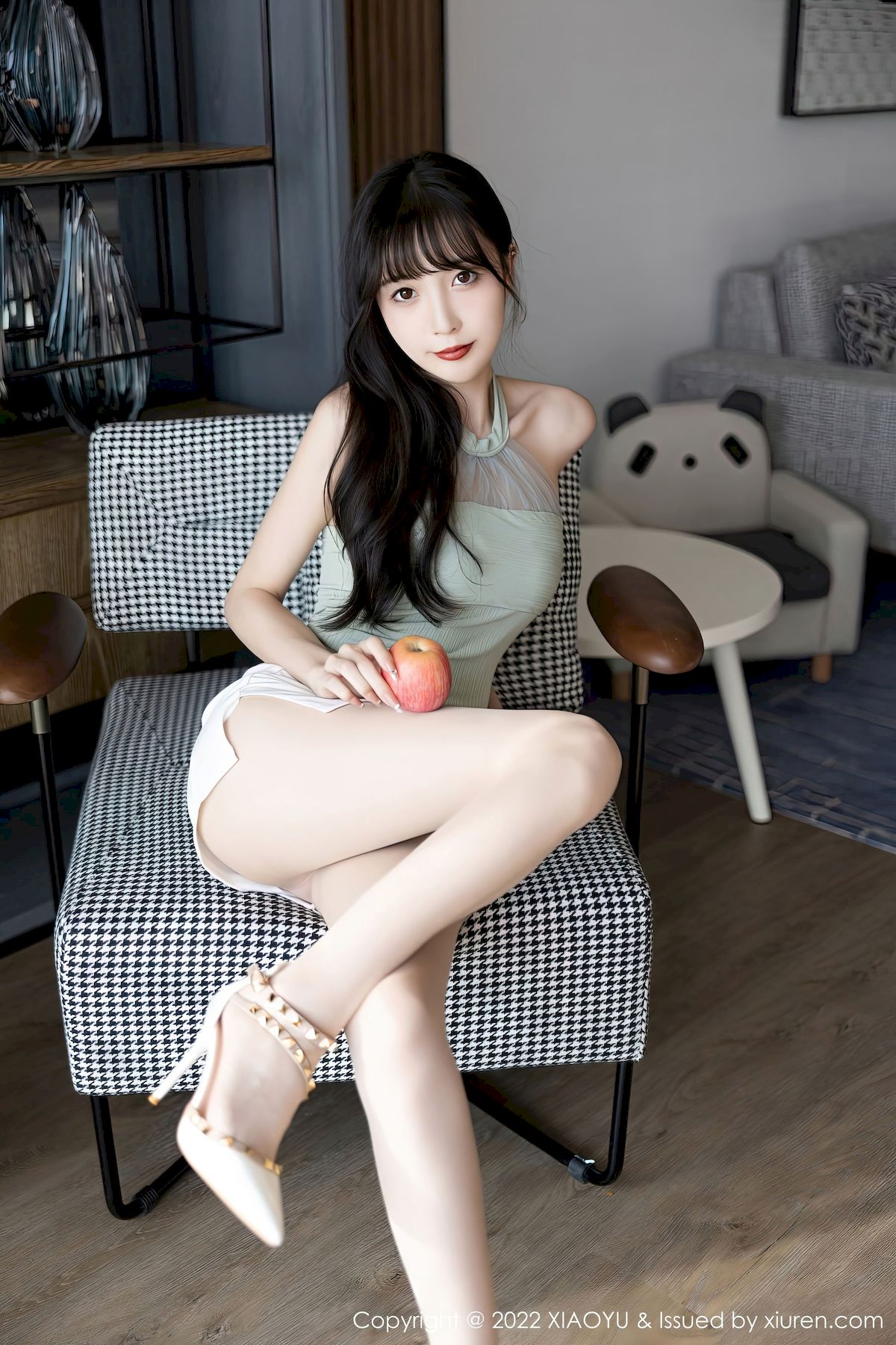 [语画界XIAOYU] Vol.906 模特林星阑 – 绿灰露肩上衣+白色短裙性感写真