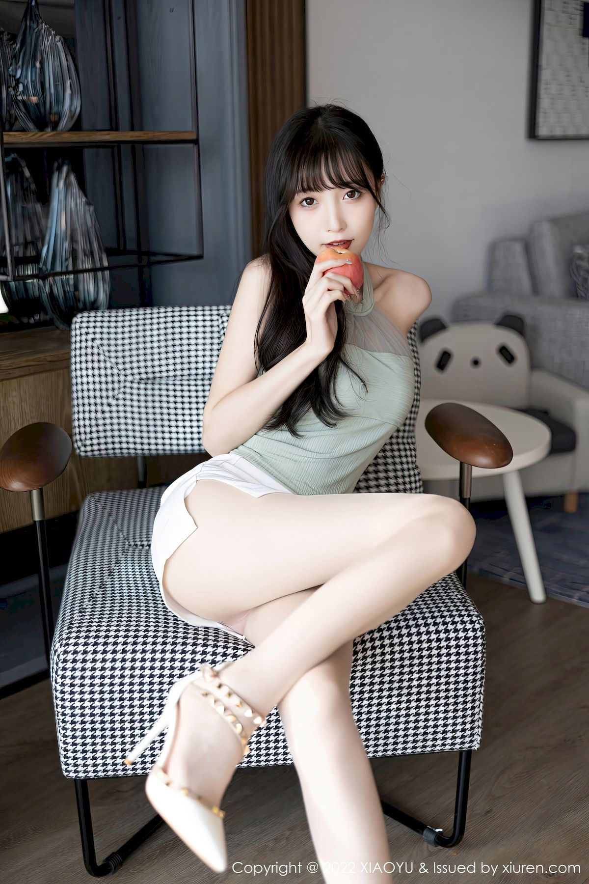 [语画界XIAOYU] Vol.906 模特林星阑 – 绿灰露肩上衣+白色短裙性感写真
