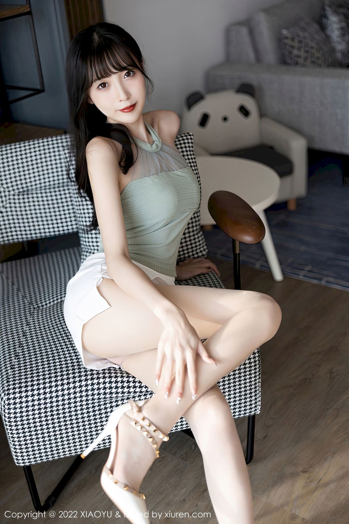 [语画界XIAOYU] Vol.906 模特林星阑 – 绿灰露肩上衣+白色短裙性感写真