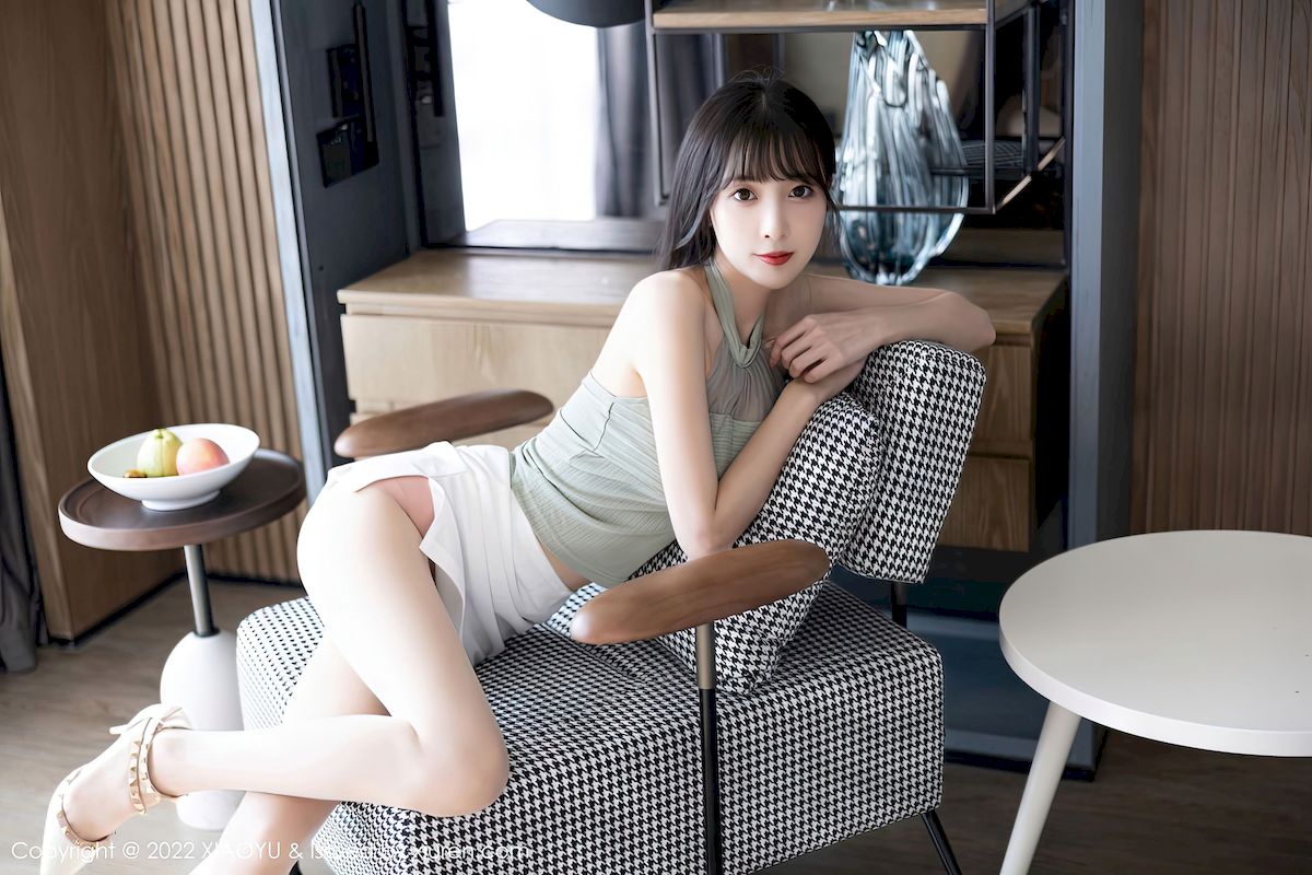 [语画界XIAOYU] Vol.906 模特林星阑 – 绿灰露肩上衣+白色短裙性感写真