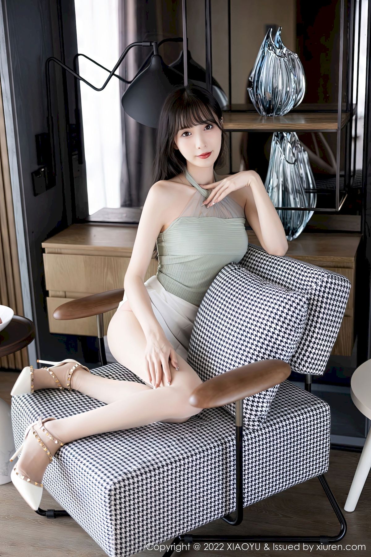 [语画界XIAOYU] Vol.906 模特林星阑 – 绿灰露肩上衣+白色短裙性感写真