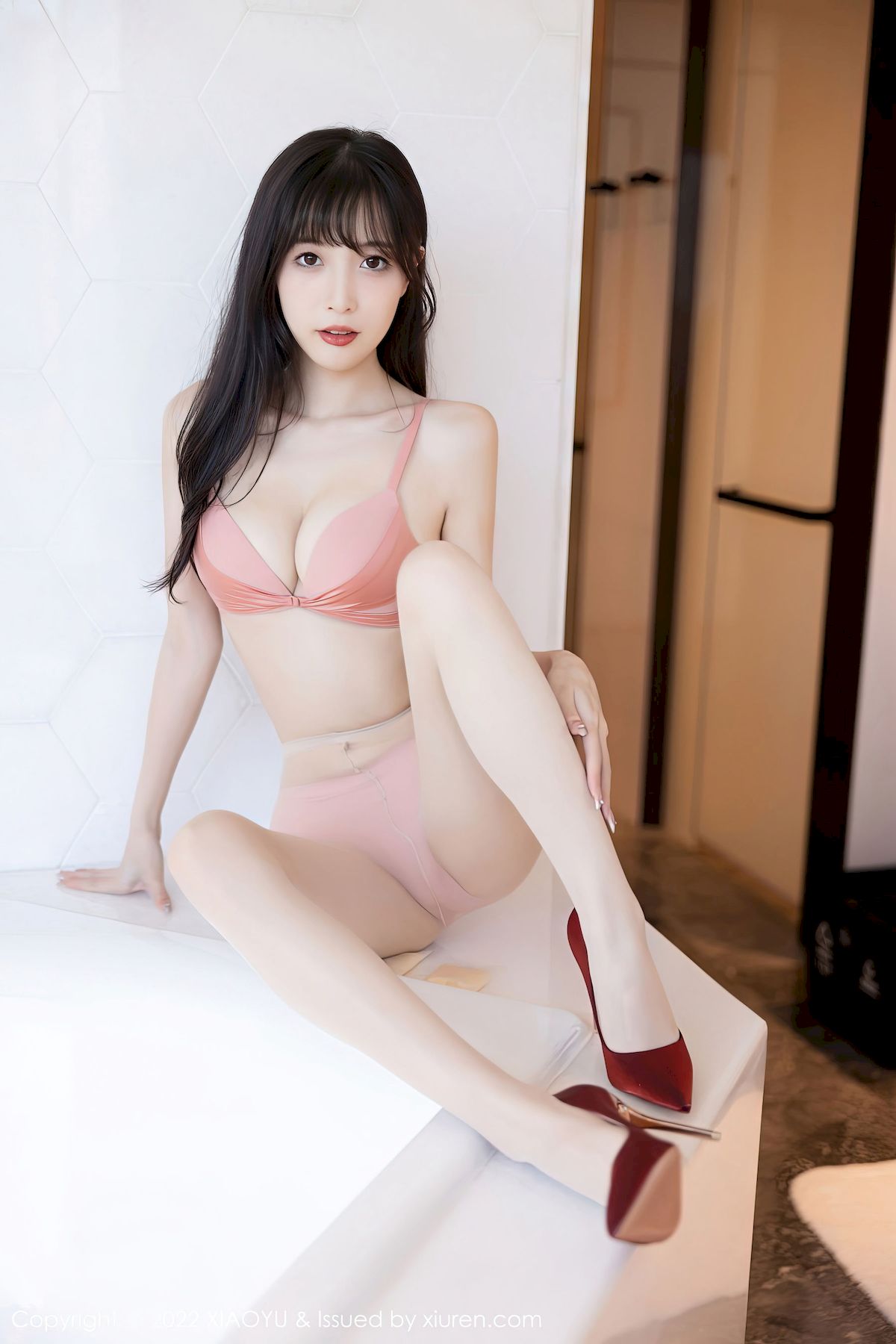 [语画界XIAOYU] Vol.906 模特林星阑 – 绿灰露肩上衣+白色短裙性感写真