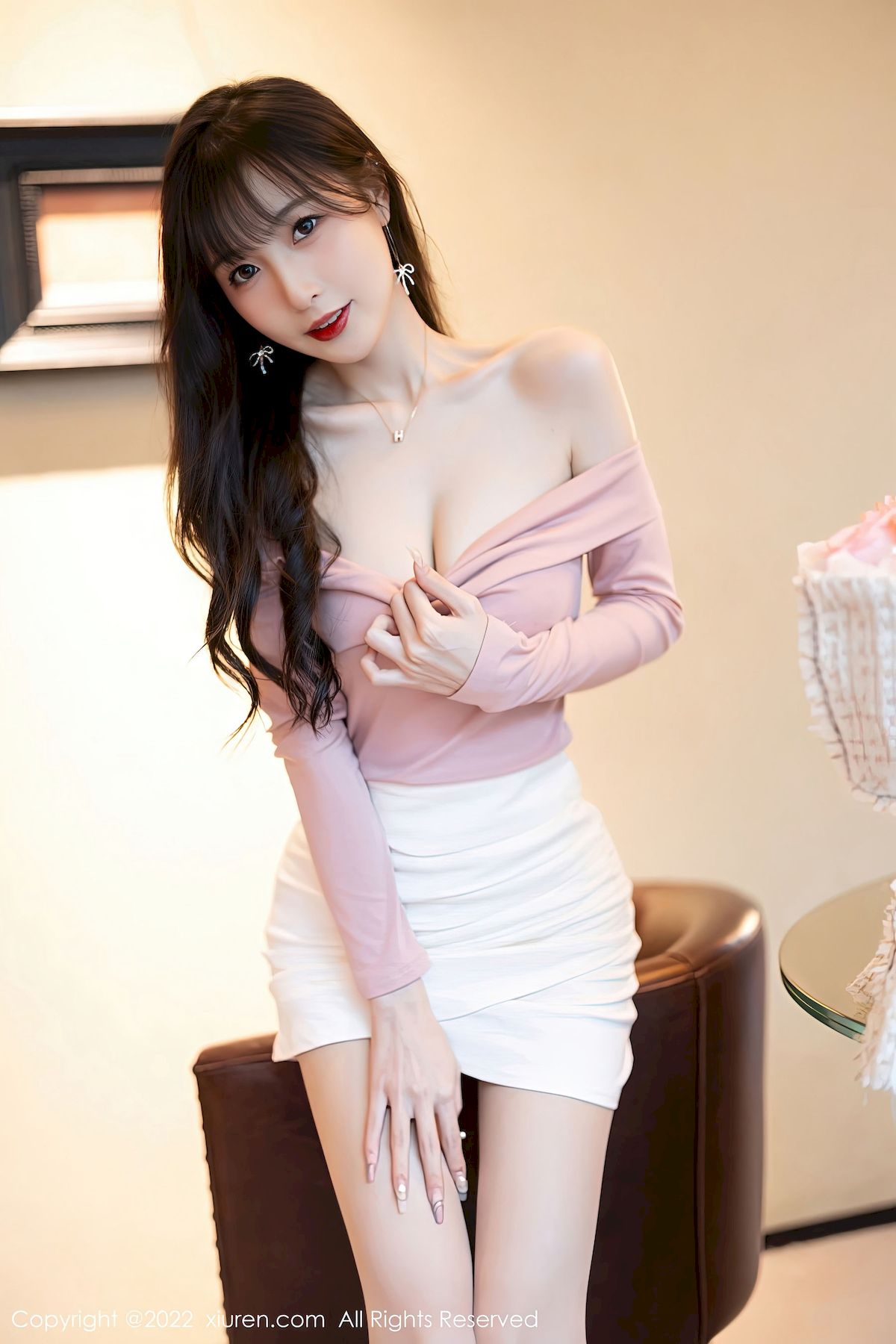 [秀人XiuRen] No.5934 模特林星阑 – 浅紫色上衣+白色短裙性感写真
