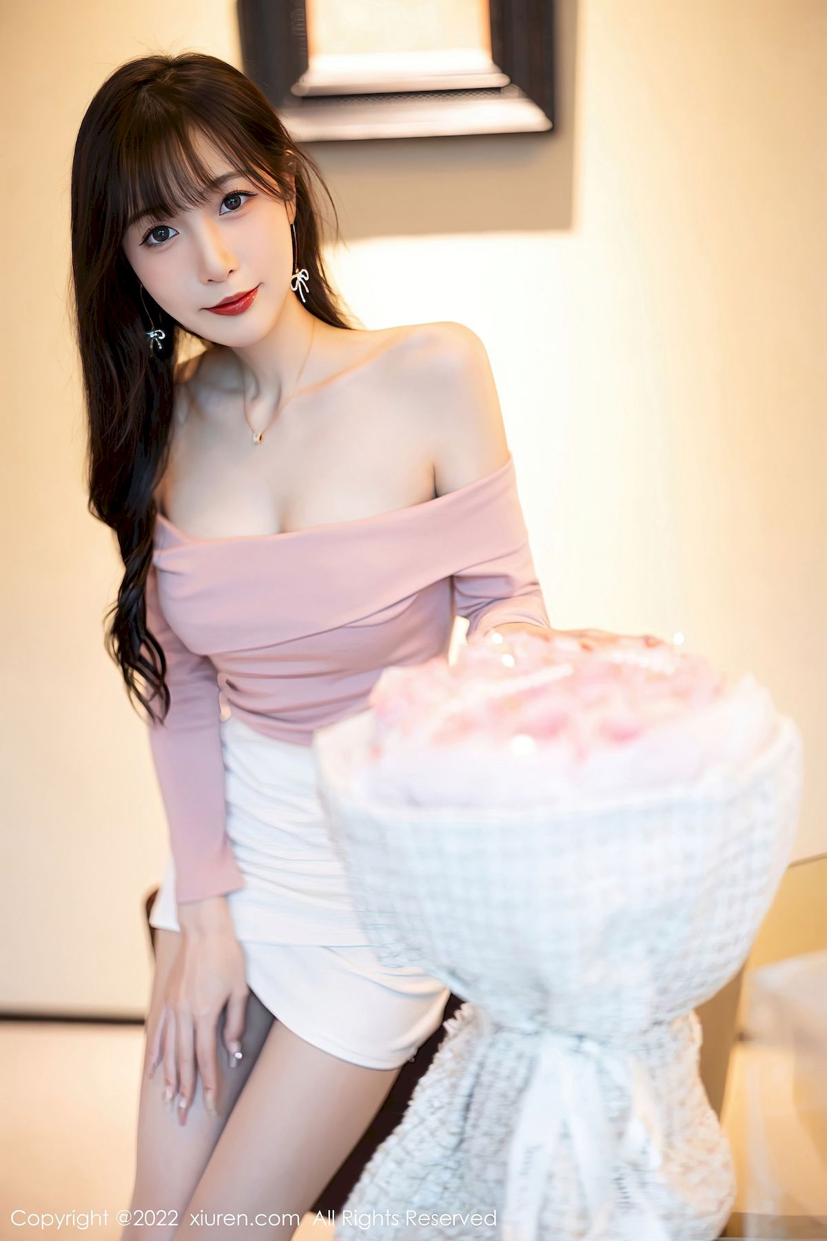 [秀人XiuRen] No.5934 模特林星阑 – 浅紫色上衣+白色短裙性感写真