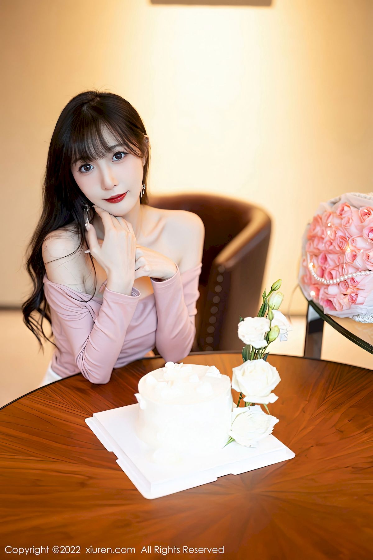 [秀人XiuRen] No.5934 模特林星阑 – 浅紫色上衣+白色短裙性感写真