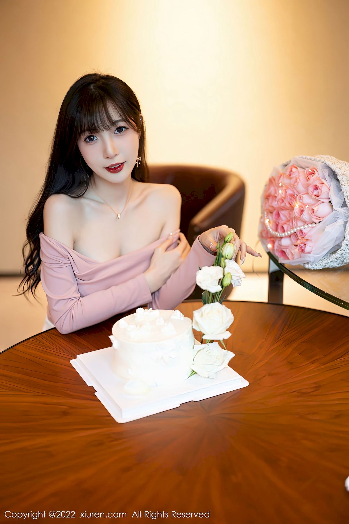 [秀人XiuRen] No.5934 模特林星阑 – 浅紫色上衣+白色短裙性感写真