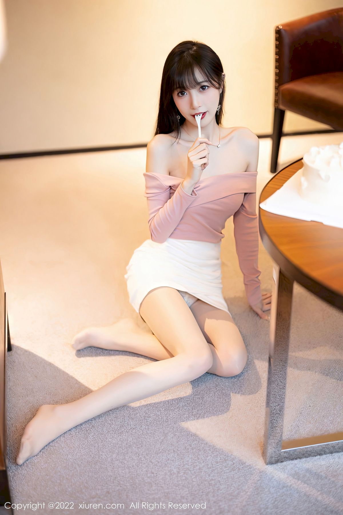[秀人XiuRen] No.5934 模特林星阑 – 浅紫色上衣+白色短裙性感写真