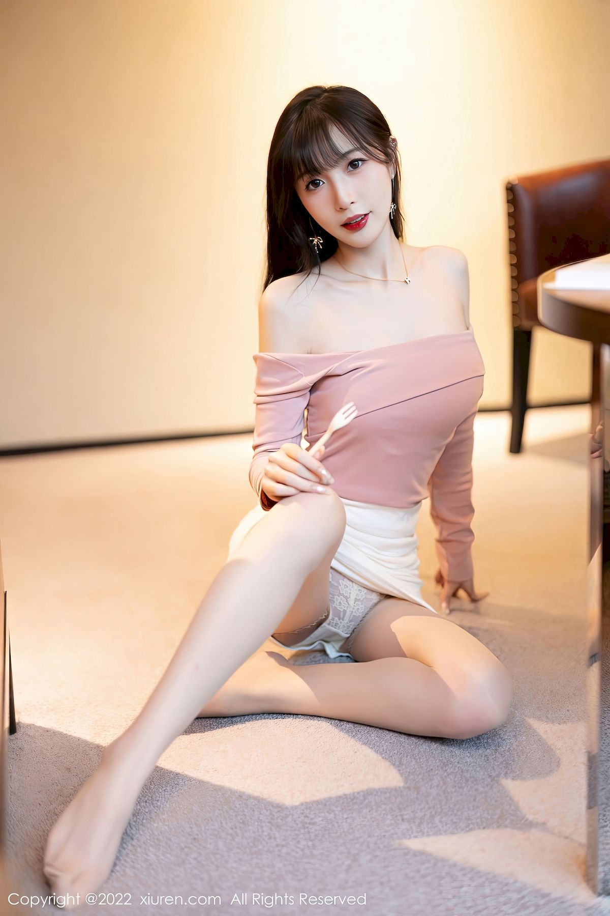 [秀人XiuRen] No.5934 模特林星阑 – 浅紫色上衣+白色短裙性感写真